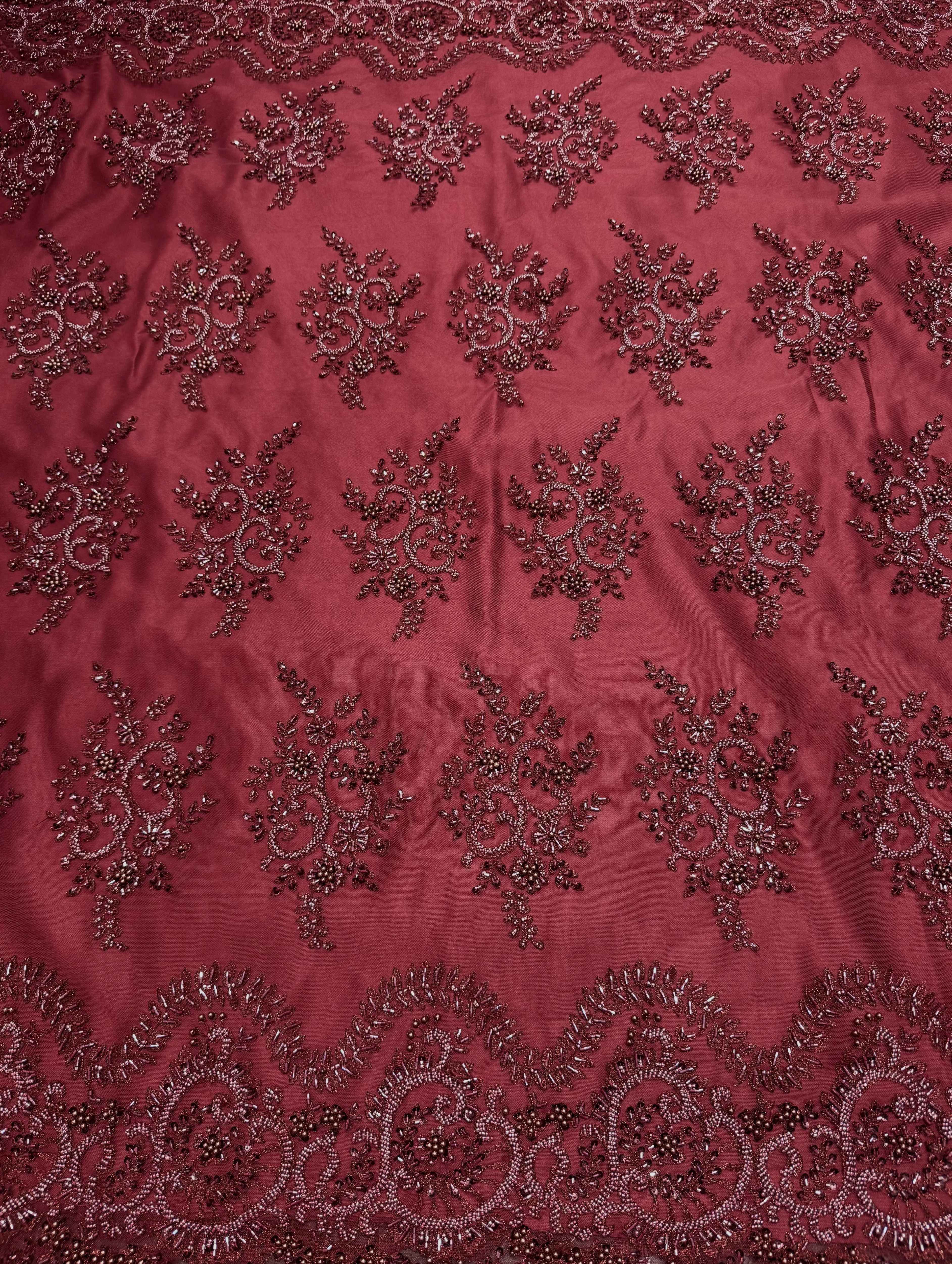 Bordeaux kant stof met verfijnde parels en kralen, perfect voor avondjurk, takshita, dirac en xeftan