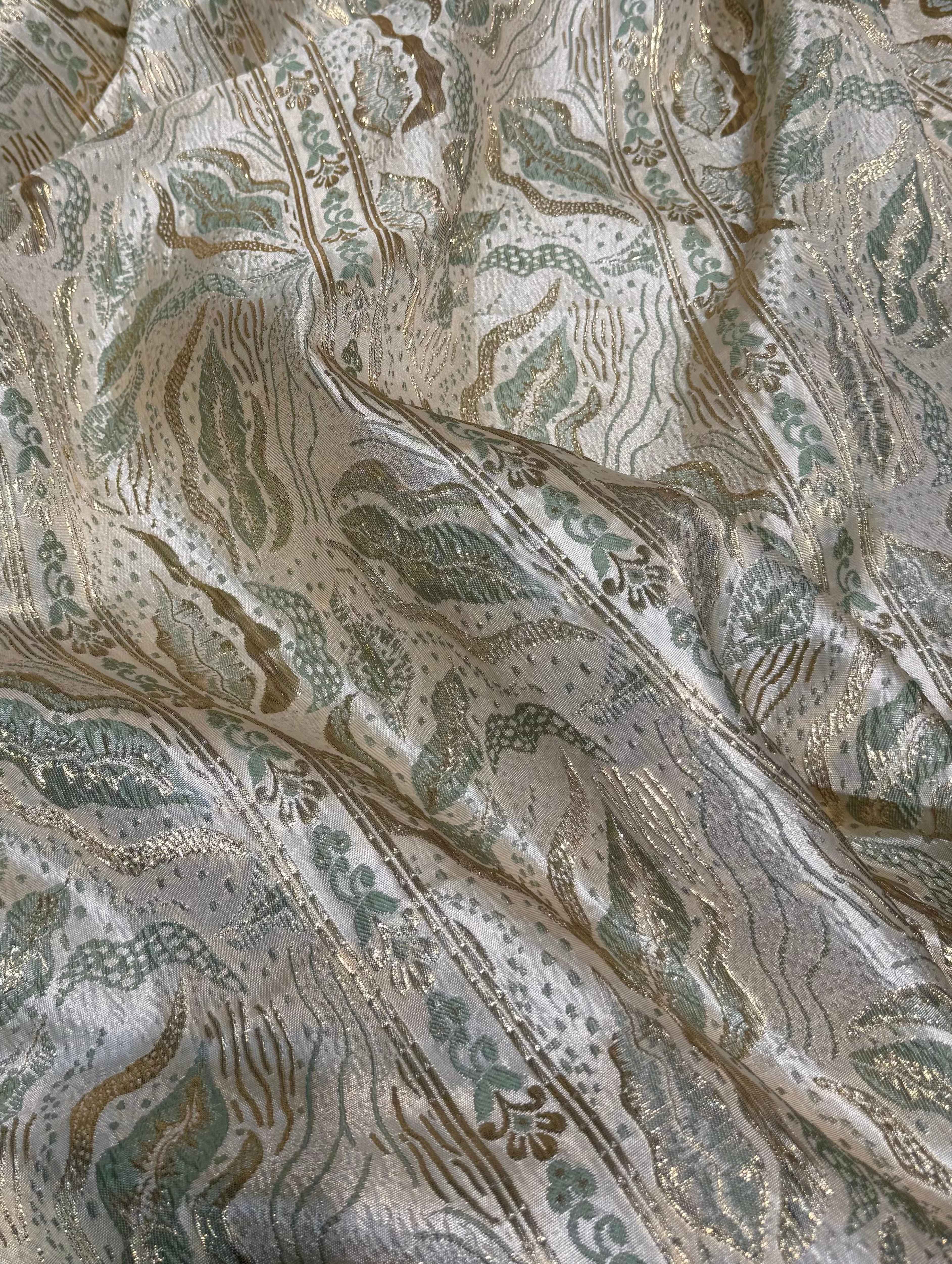 Luxe brocard stof in goud met salie groen, perfect voor caftan, takshita en Marokkaanse jurken
