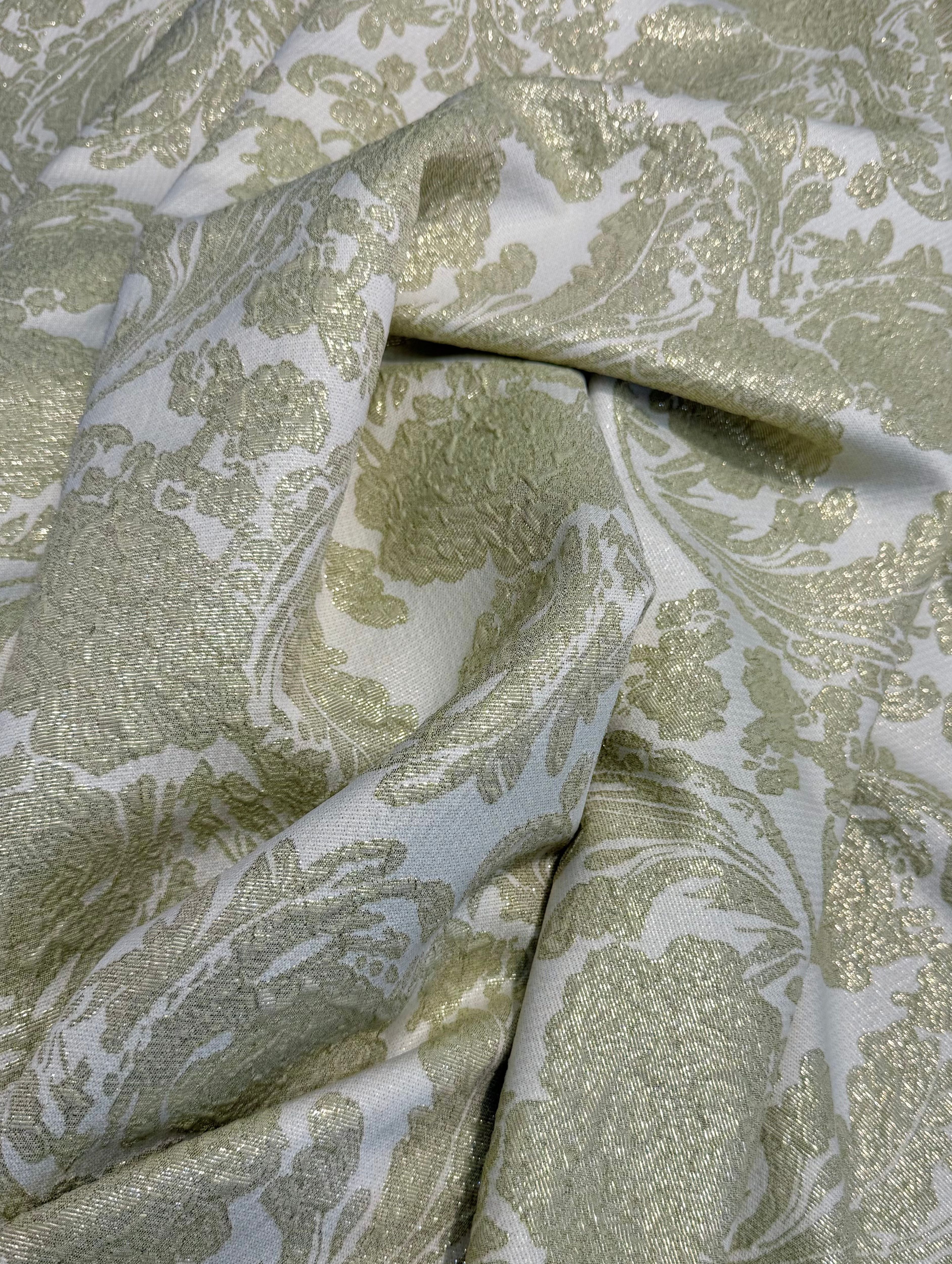 Soepelvallende brokaat stof in pistache met subtiele glans en verfijnde structuur.