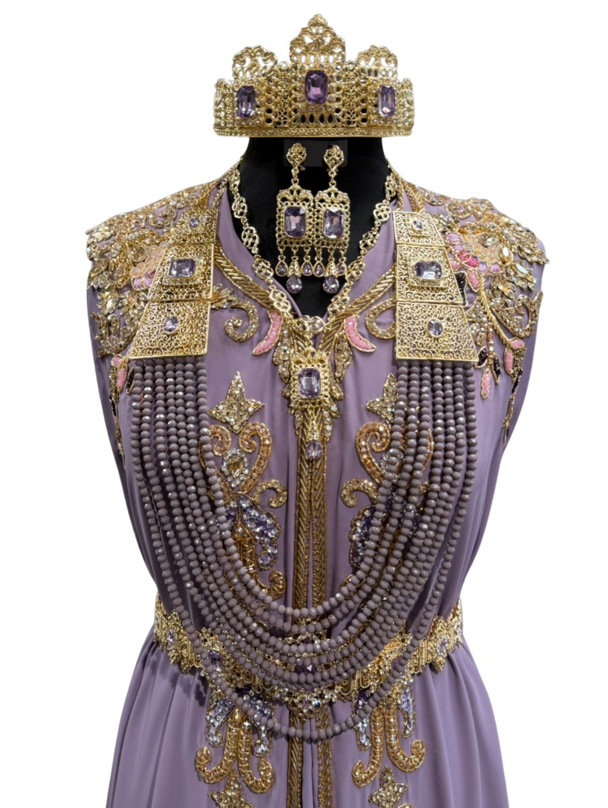 Marokkaanse bruidssieraden goud met paarse stenen, inclusief kroon, hoofdketting, oorbellen, ketting en lange ketting met kralen.