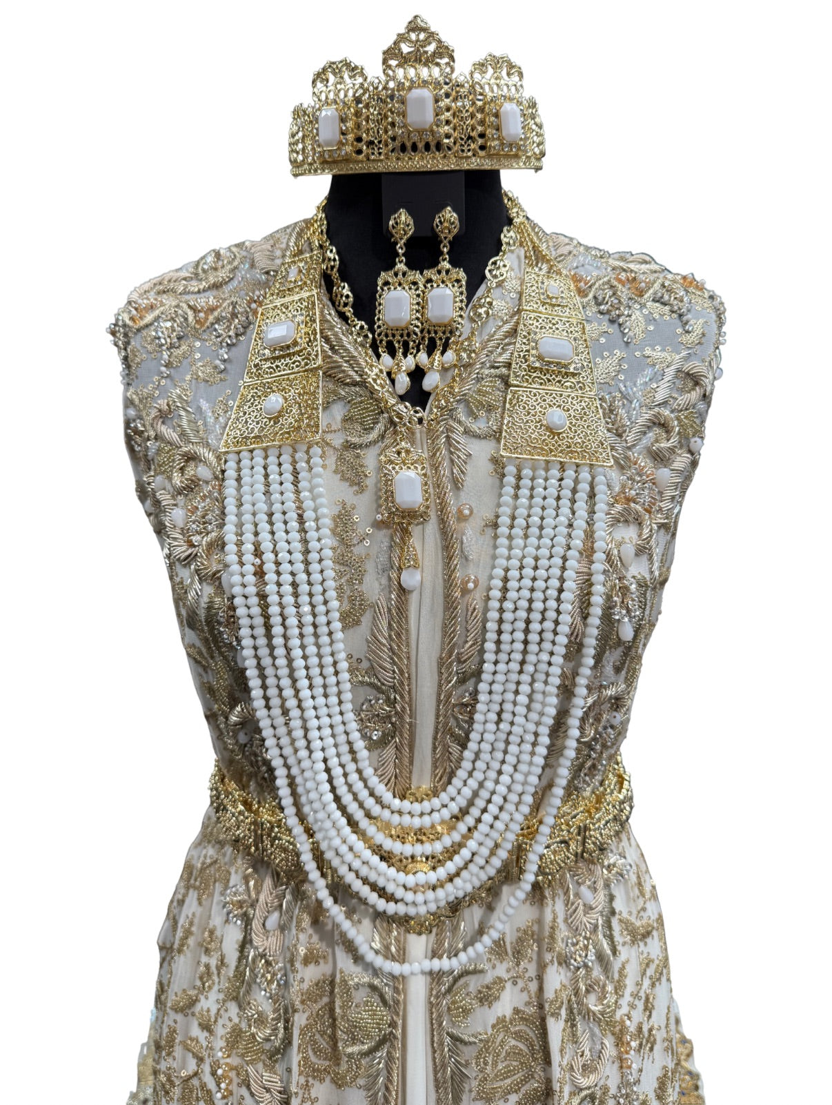 Marokkaanse bruidssieraad set goud met witte stenen, inclusief kroon, hoofdketting, oorbellen, ketting en lange ketting met kralen.