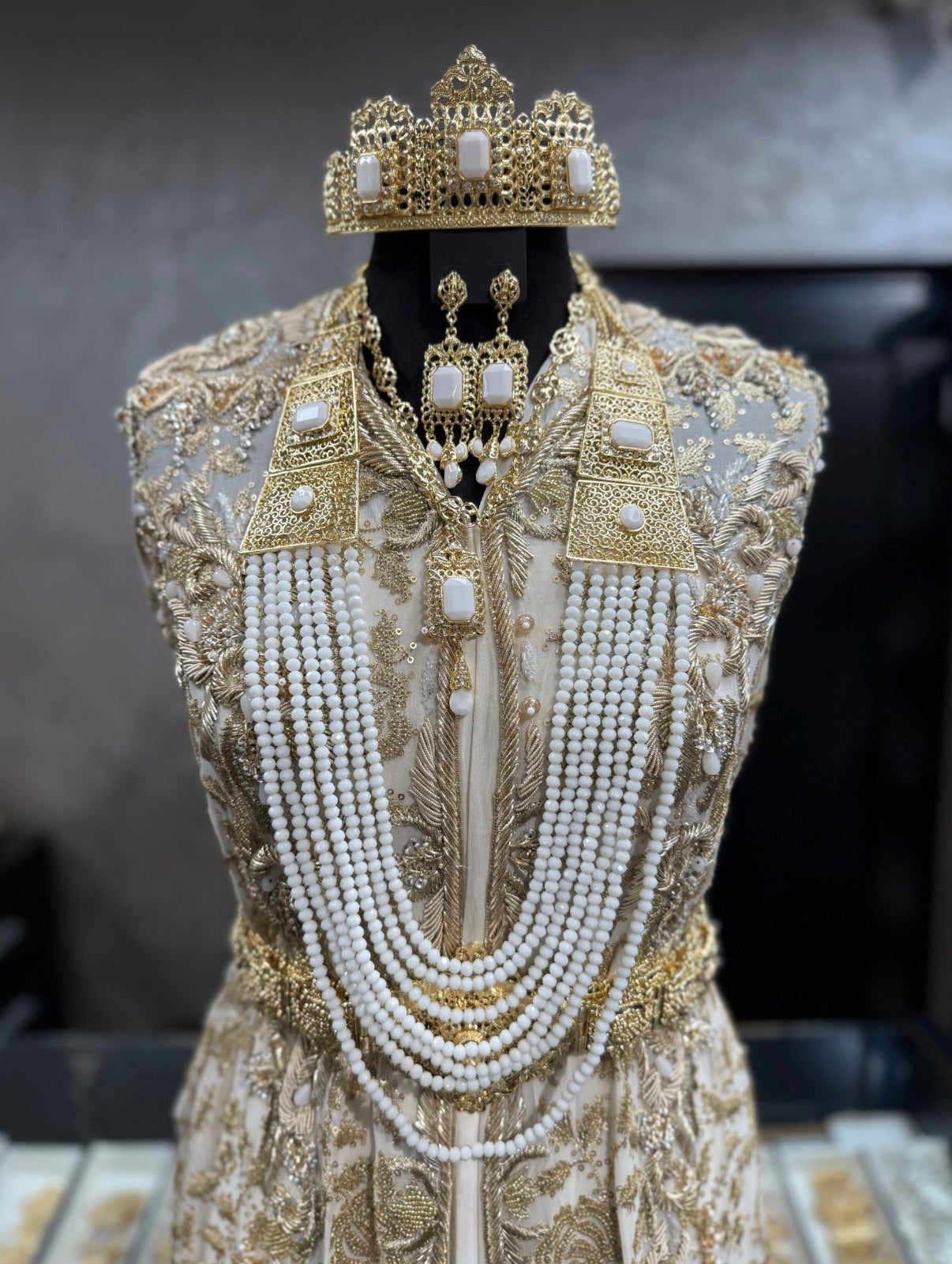 Marokkaanse bruidssieraad set goud met witte stenen, inclusief kroon, hoofdketting, oorbellen, ketting en lange ketting met kralen.