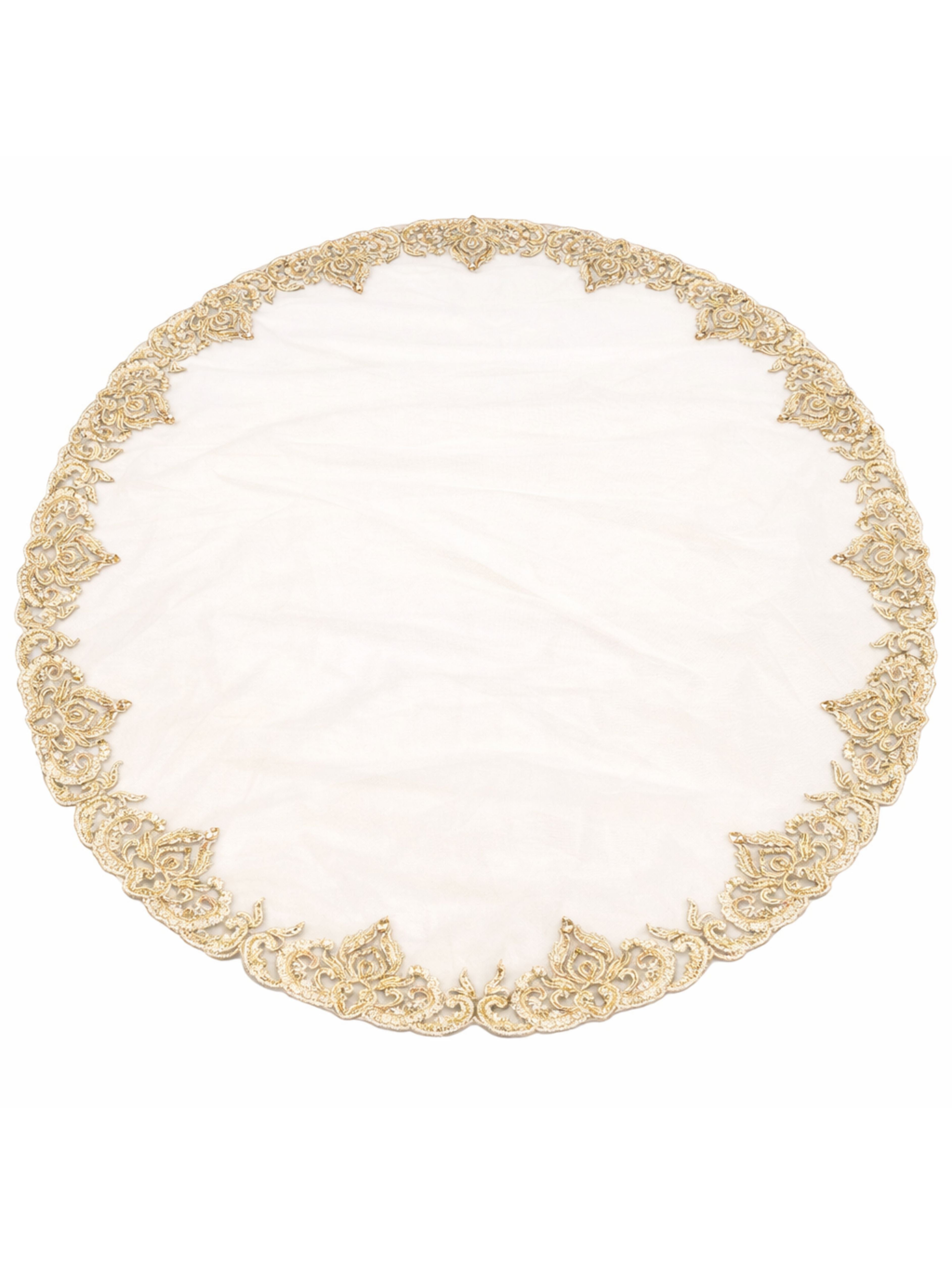 Ronde bruidssluier van tule in beige met gouden borduursel, parels, kralen en steentjes.