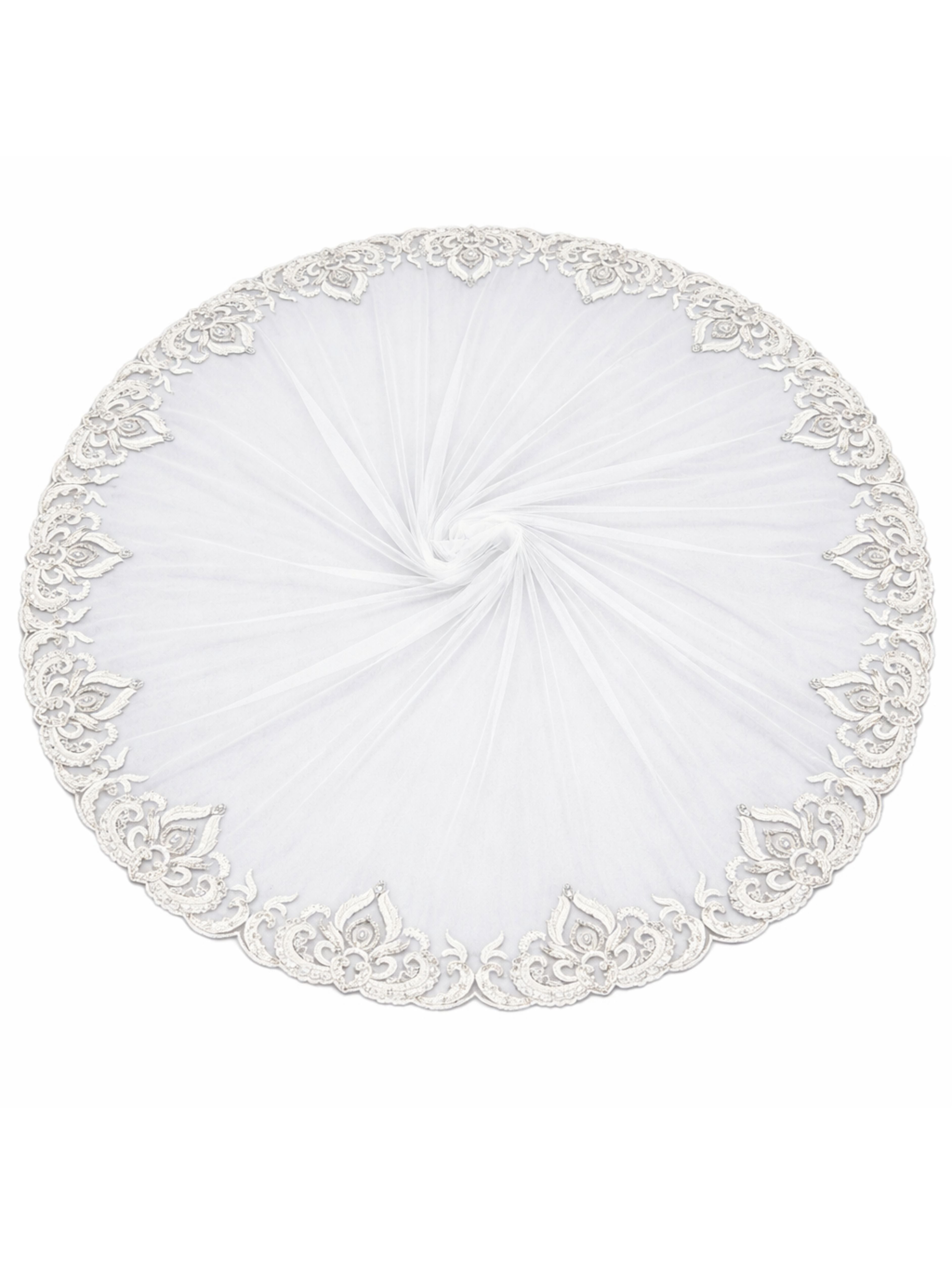 Ronde bruidssluier van tule in gebroken wit in swirl vorm, met geborduurde rand, parels, kralen en steentjes.