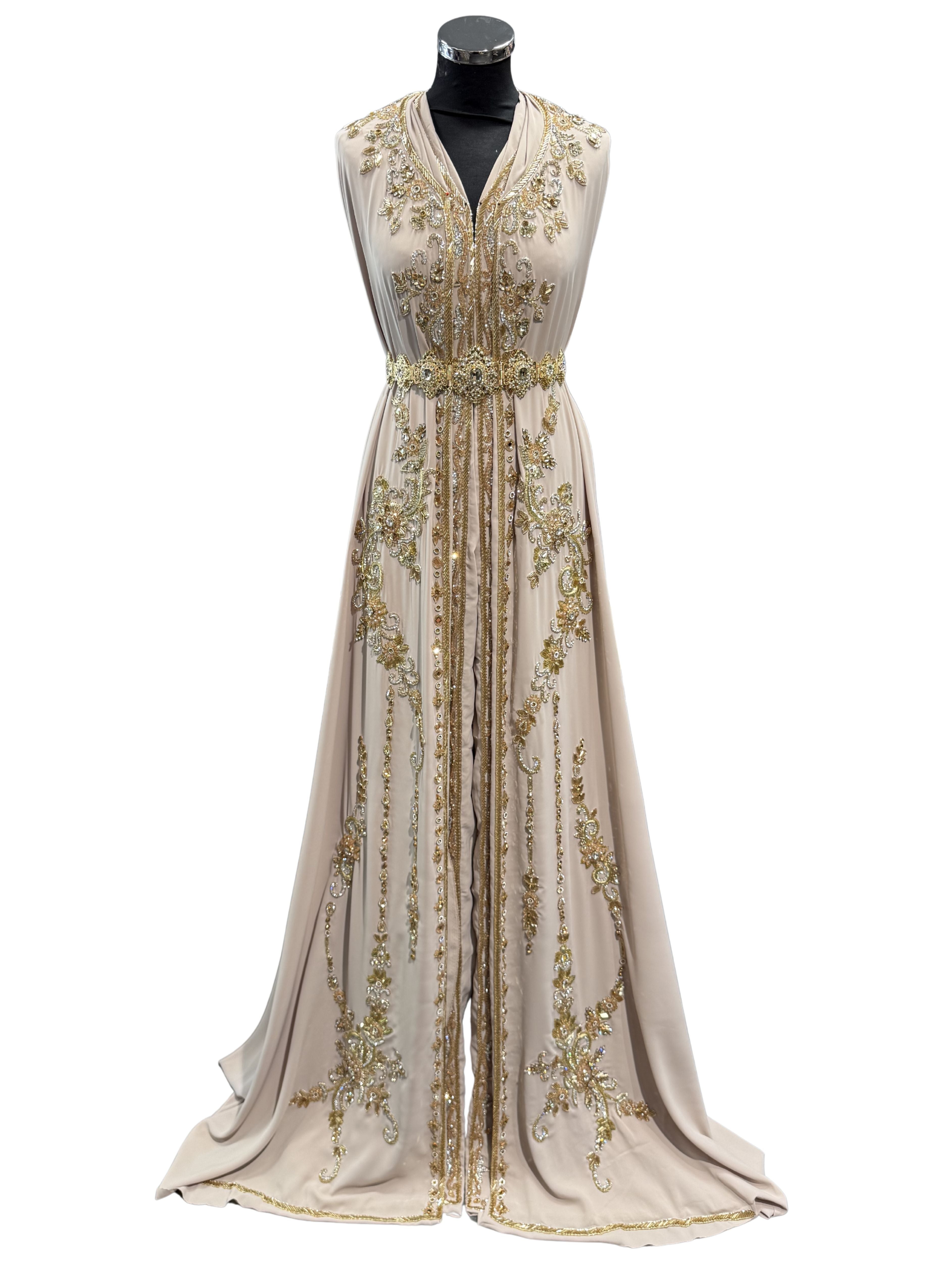 Beige caftan stof met gouden versiering.