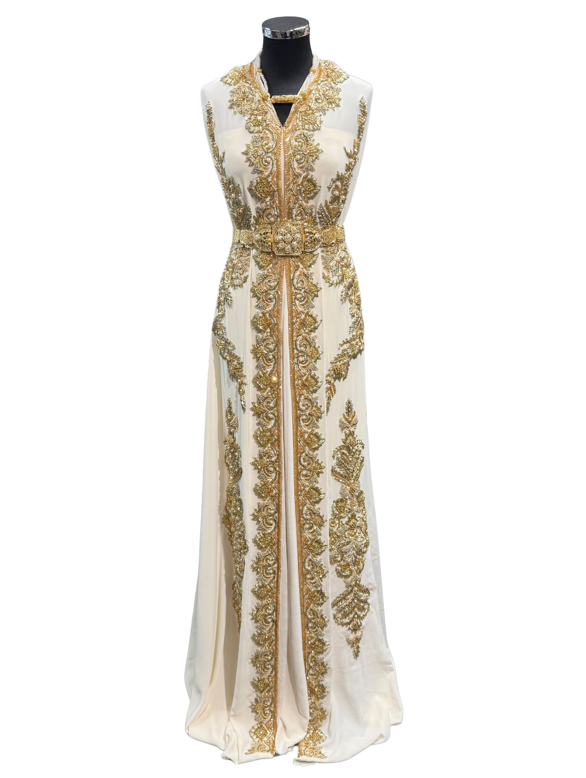 Crème crêpe caftan stof met goudkleurig borduurwerk, parels en stenen.