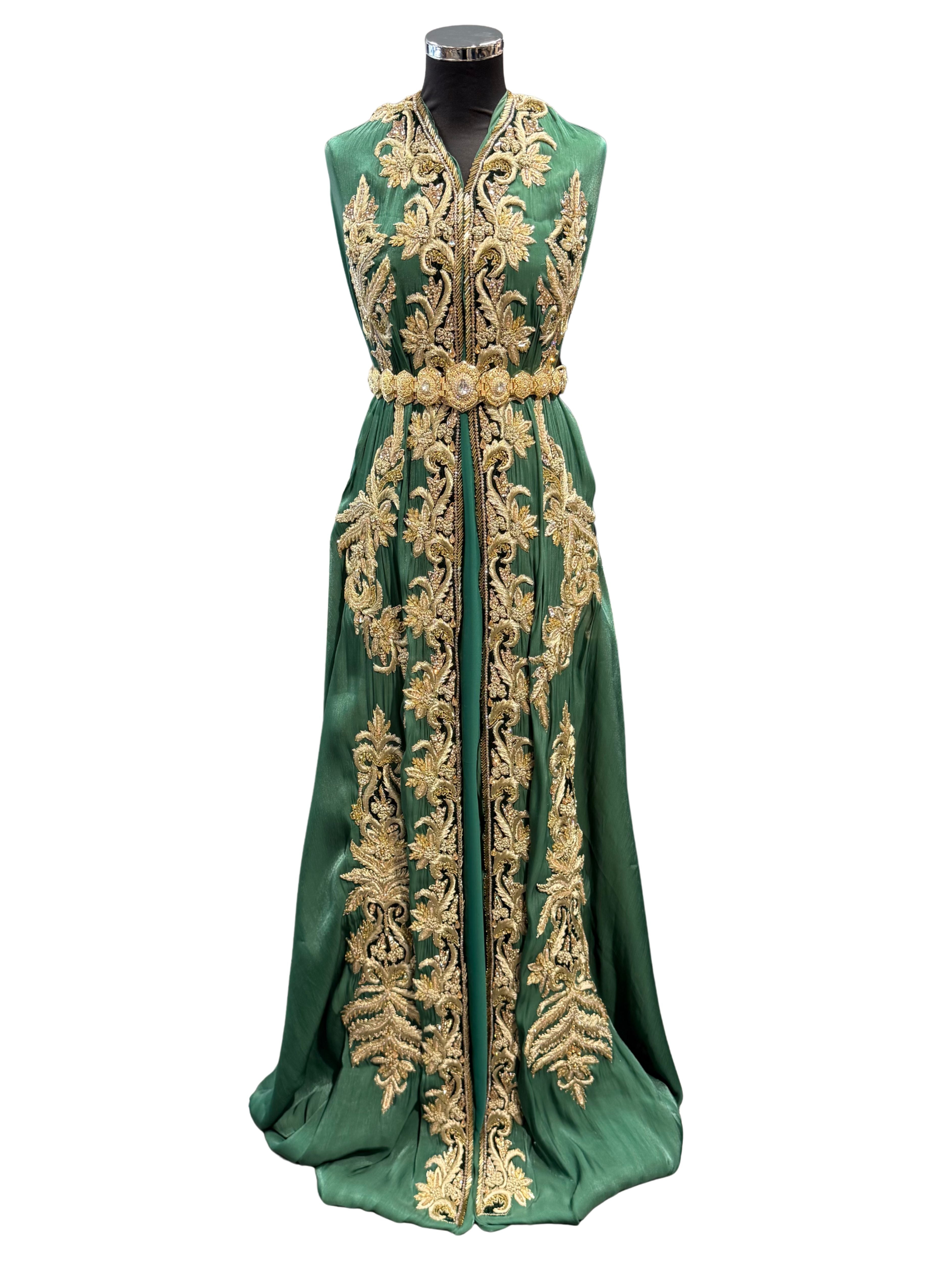 Diepgroene organza caftan stof met goudbewerking en velours patches.