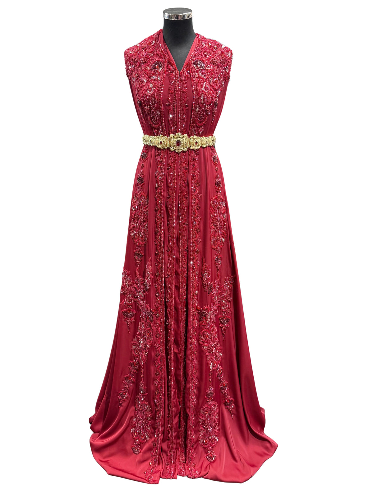 Donkerrode crêpe caftan stof met tone-on-tone kralenborduursels.