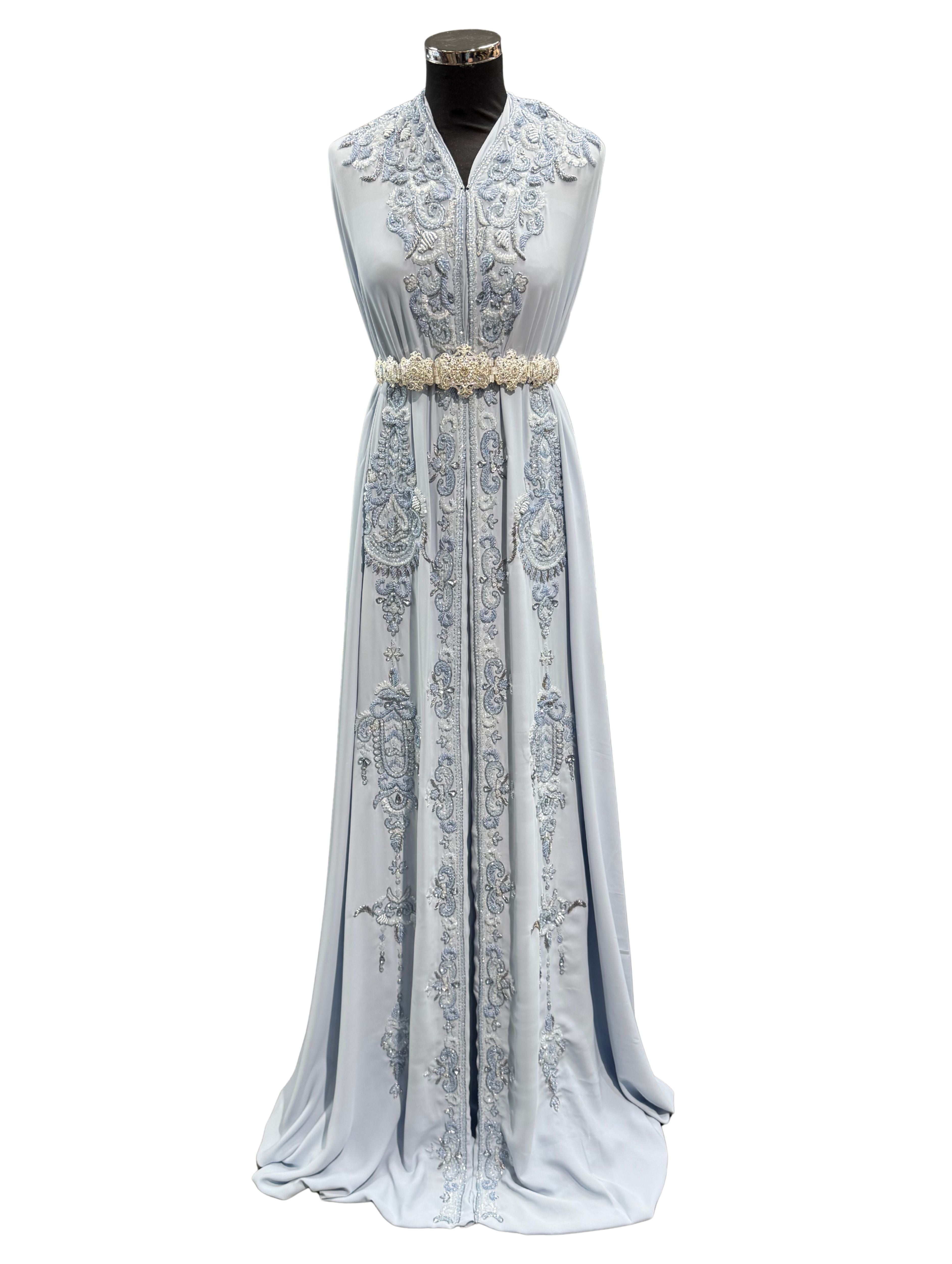 IJsblauwe crêpe caftan stof met tone-on-tone borduursels, kralen en zilverkleurige details.