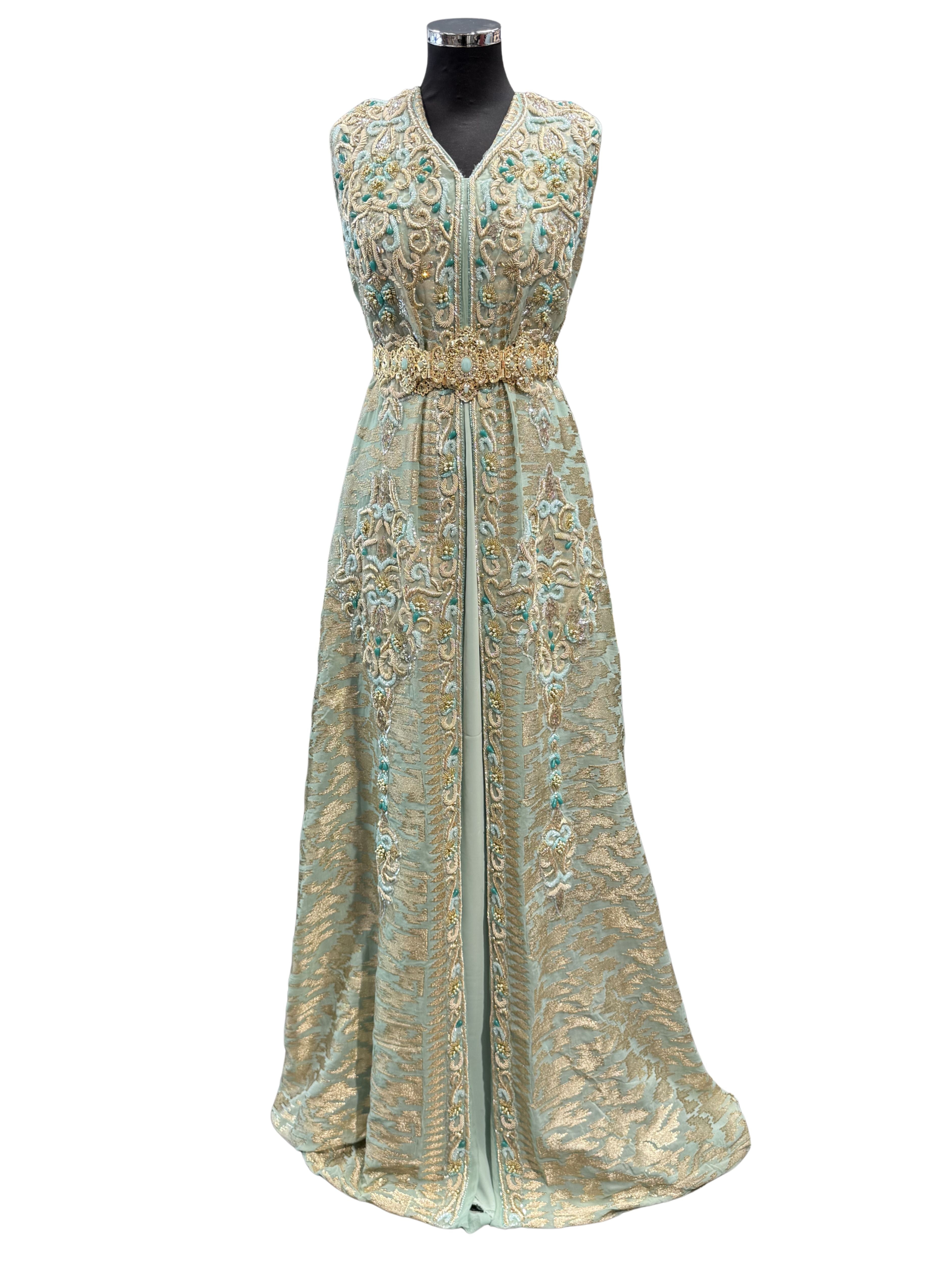 Jadegroene caftan stof met goudborduursel, steentjes, turquoise kralen en pastelblauwe kralen.