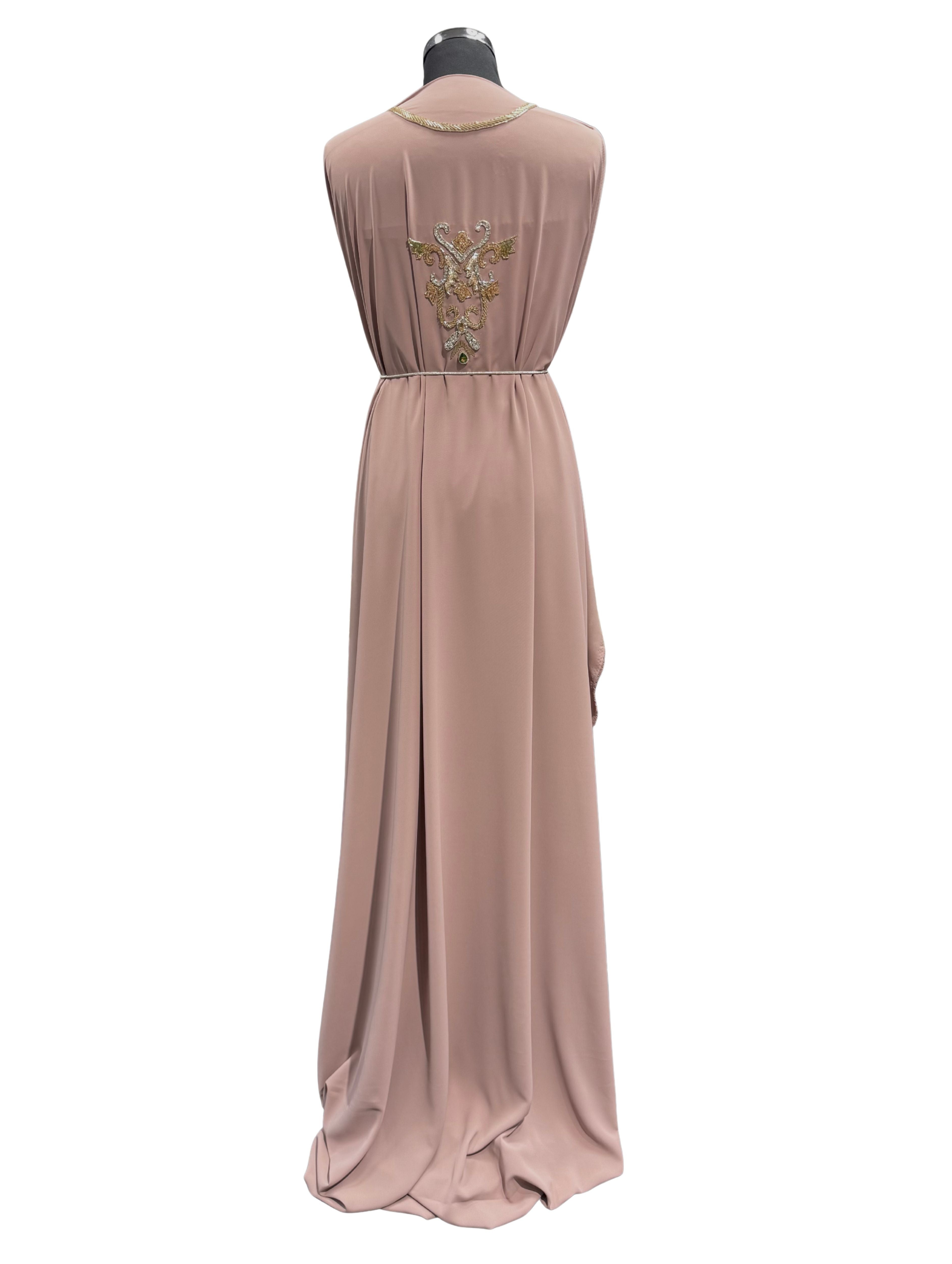 Achterkant van oudroze caftan of takshita stof van crepe kwaliteit, bewerkt met stenen, geschikt voor feestelijke en traditionele kleding.