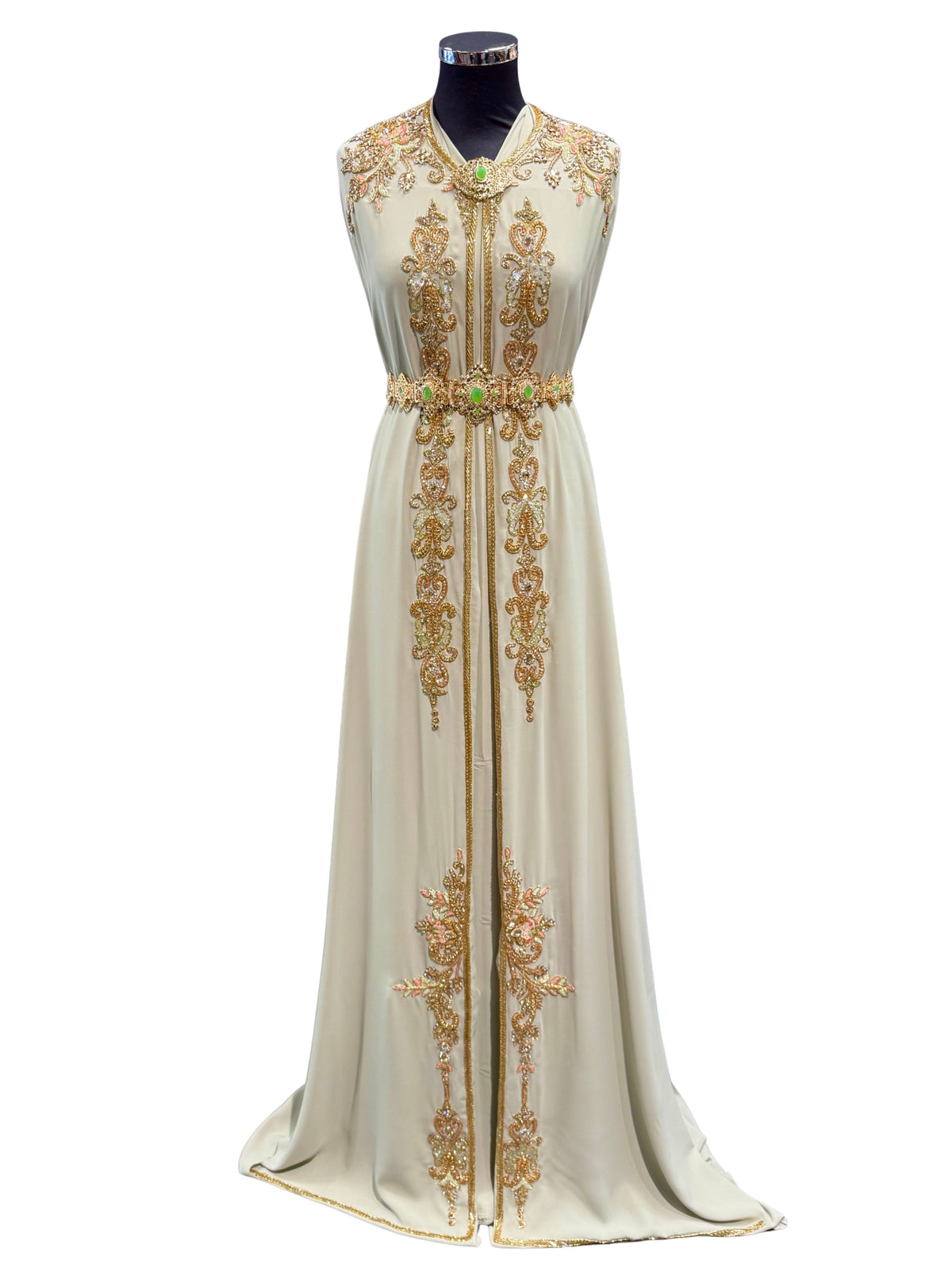 Mintgroene crêpe caftan stof met gouden bewerking en zalmkleurige kraaltjes.