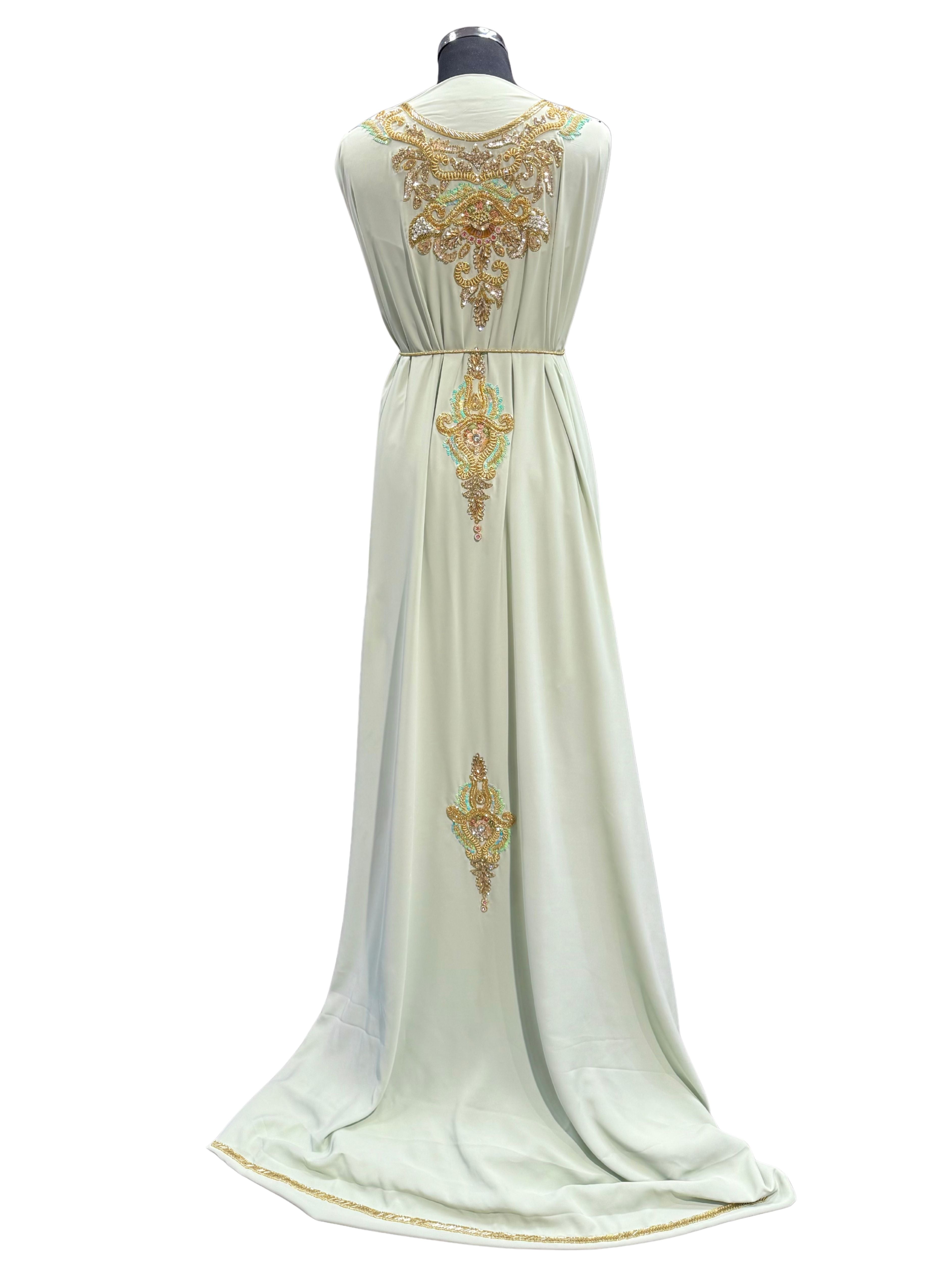 Achterkant van mintgroene caftan of takshita stof met gouden bewerking, versierd met kraaltjes en steentjes