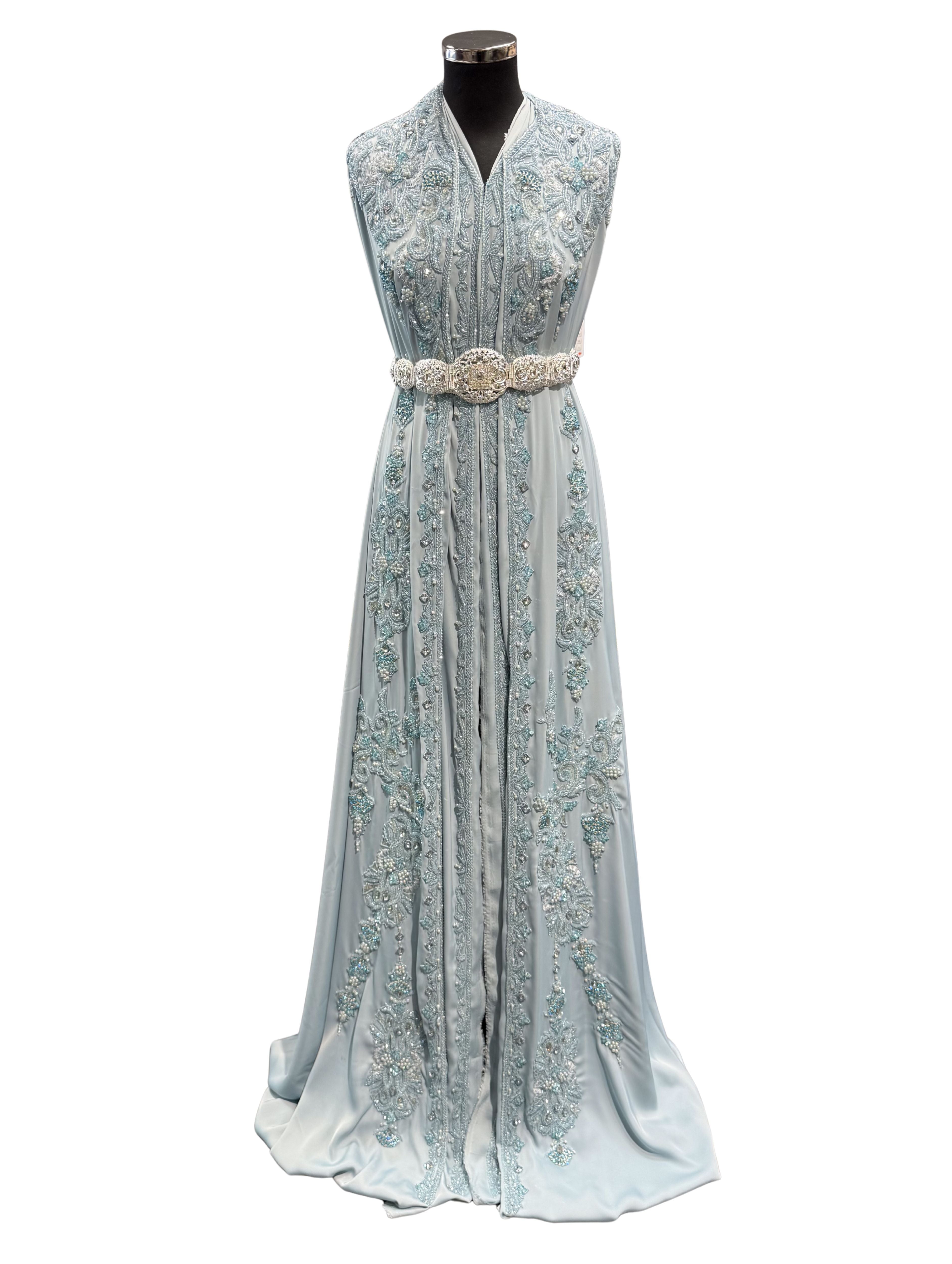 Luxe mistblauwe caftan stof met kralenborduursel en zilveren accenten