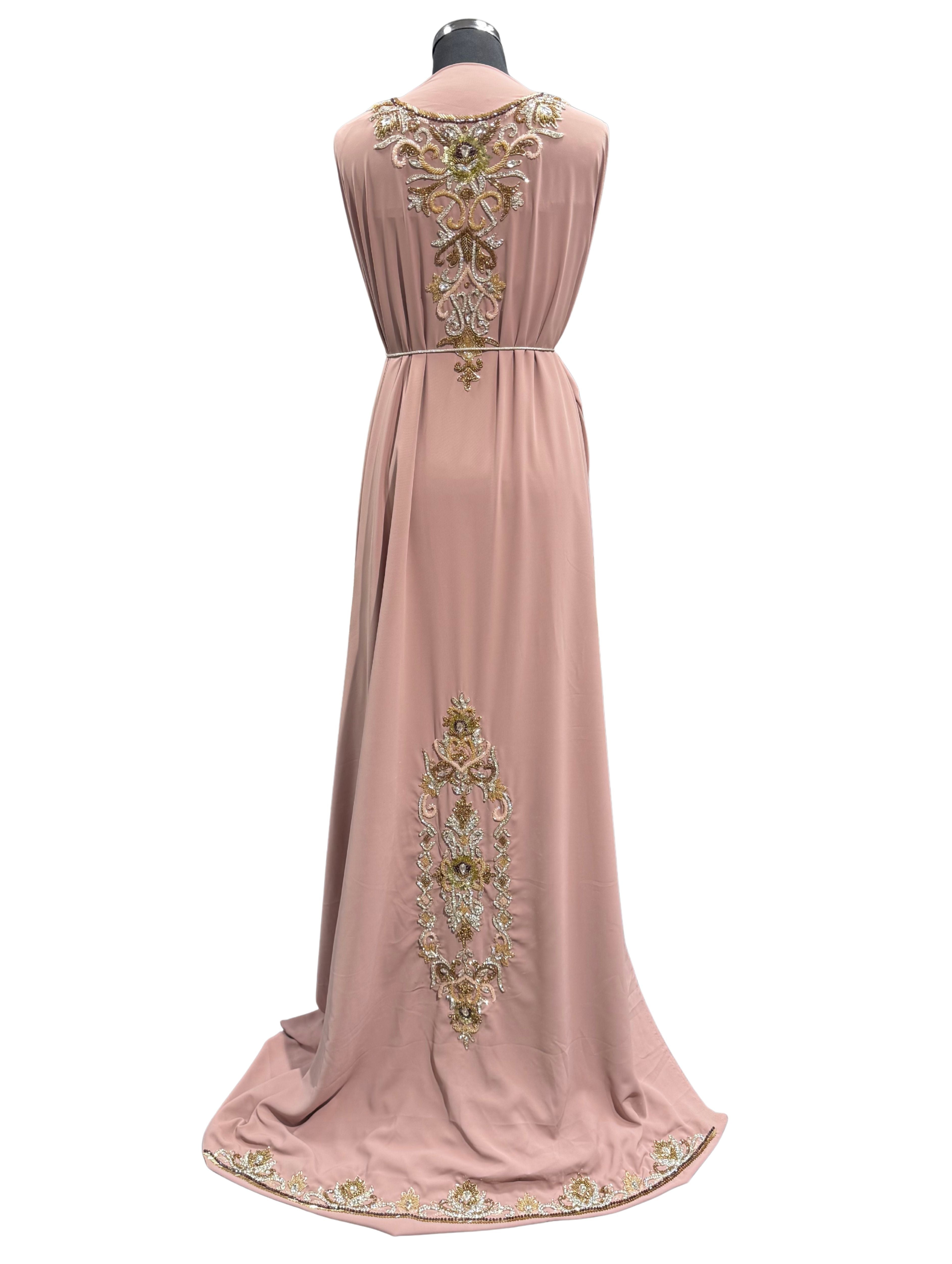 Achterkant van oudroze caftan of takshita stof van crepe kwaliteit, inclusief bijpassende onderstof (crepe €37,50).