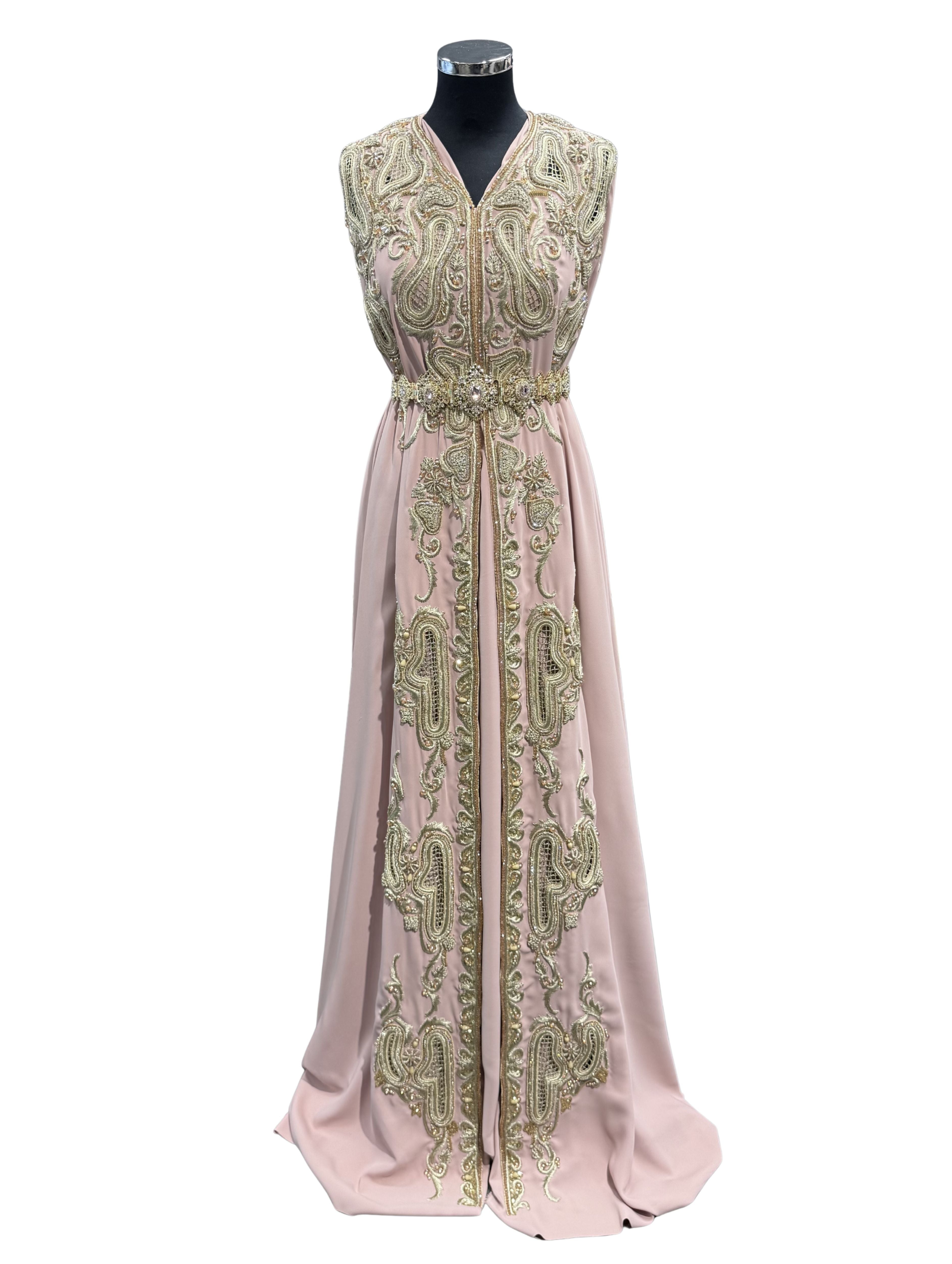 Oudroze crêpe caftan stof met goudkleurig borduurwerk, kraaltjes, steentjes en guipure patches.