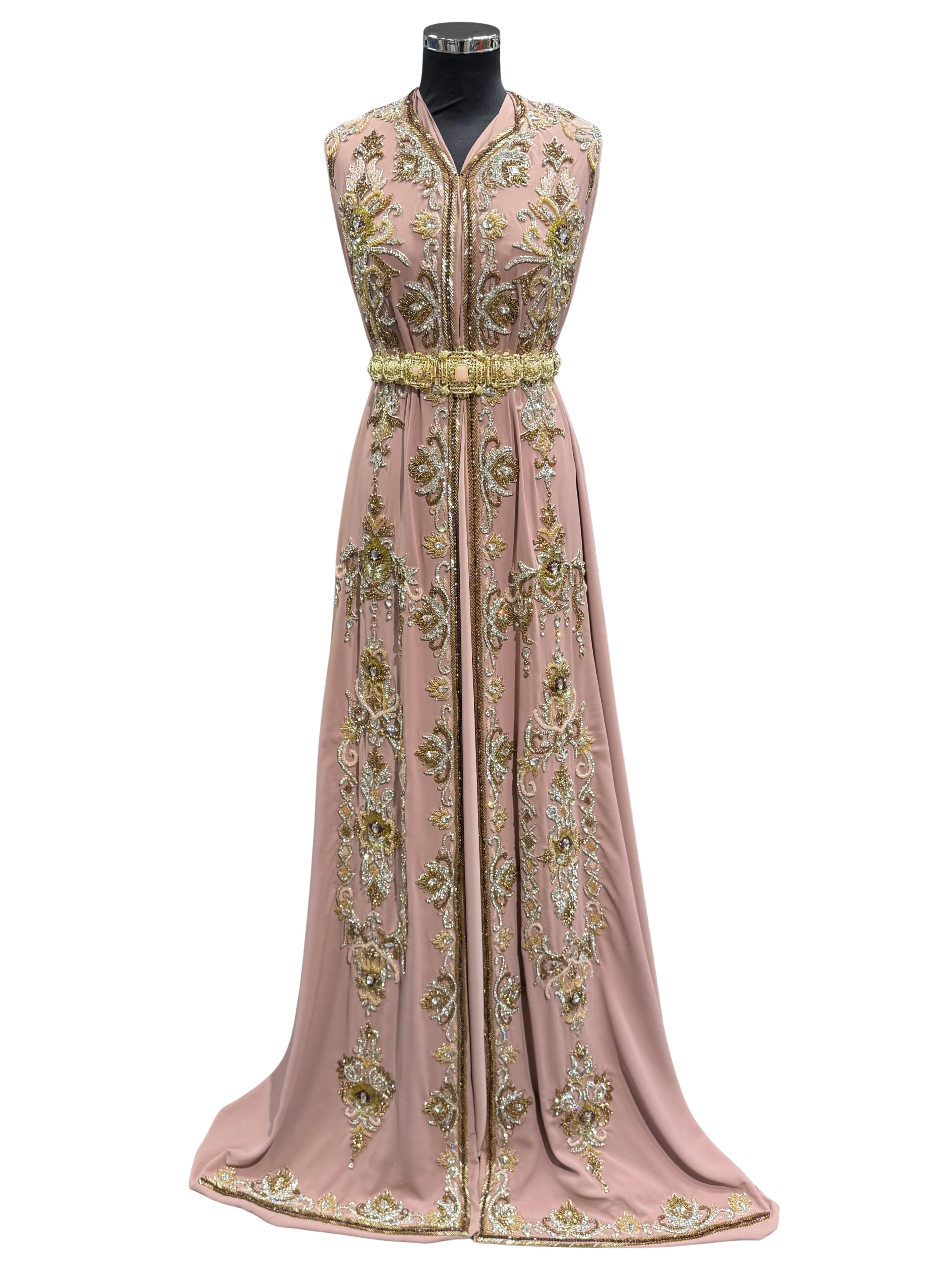 Voorkant van oudroze caftan of takshita stof van crepe kwaliteit, inclusief bijpassende onderstof (crepe €37,50).