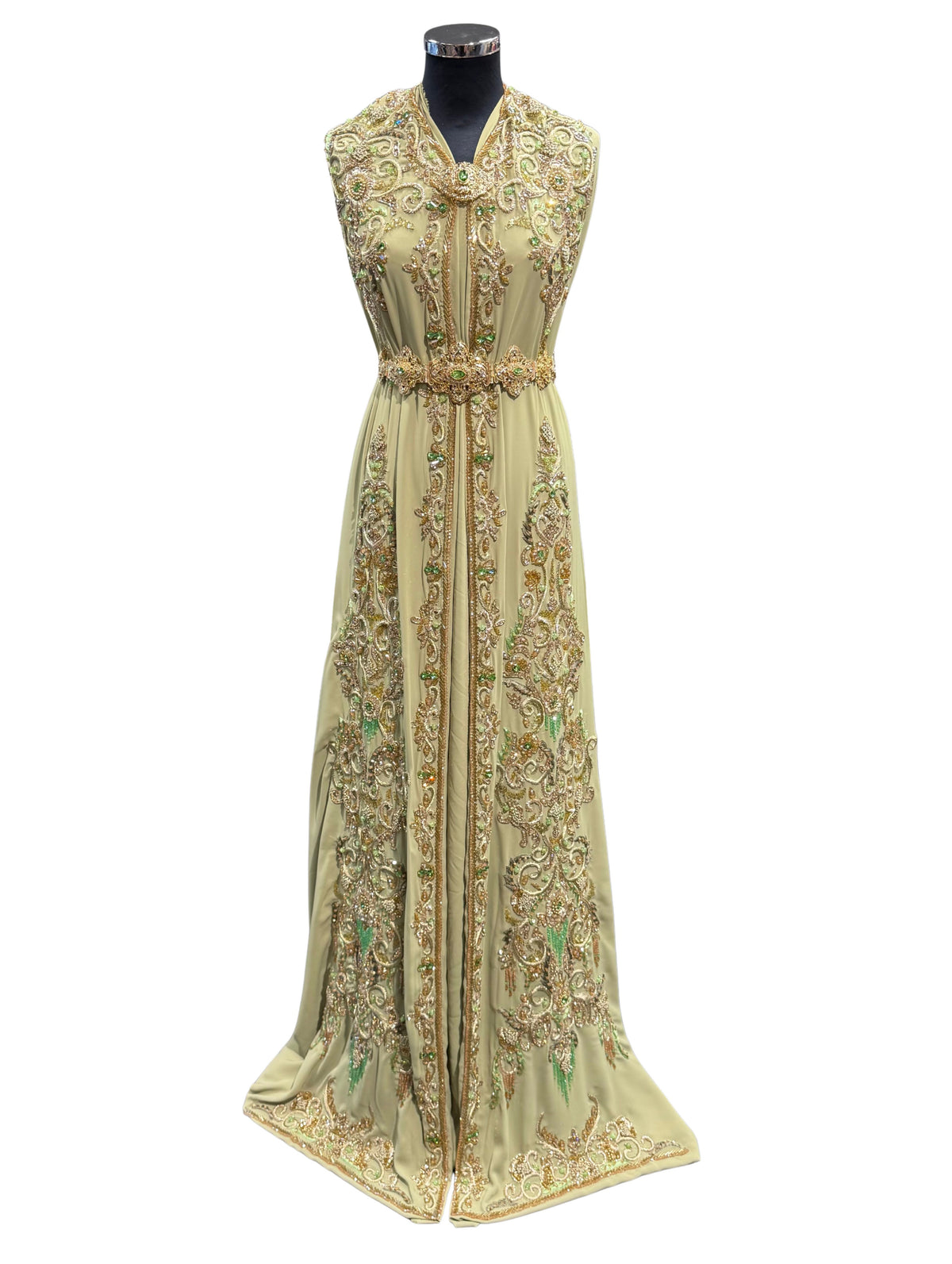 Pistachekleurige crêpe caftan stof met goudkleurige bewerking en groen borduurwerk.