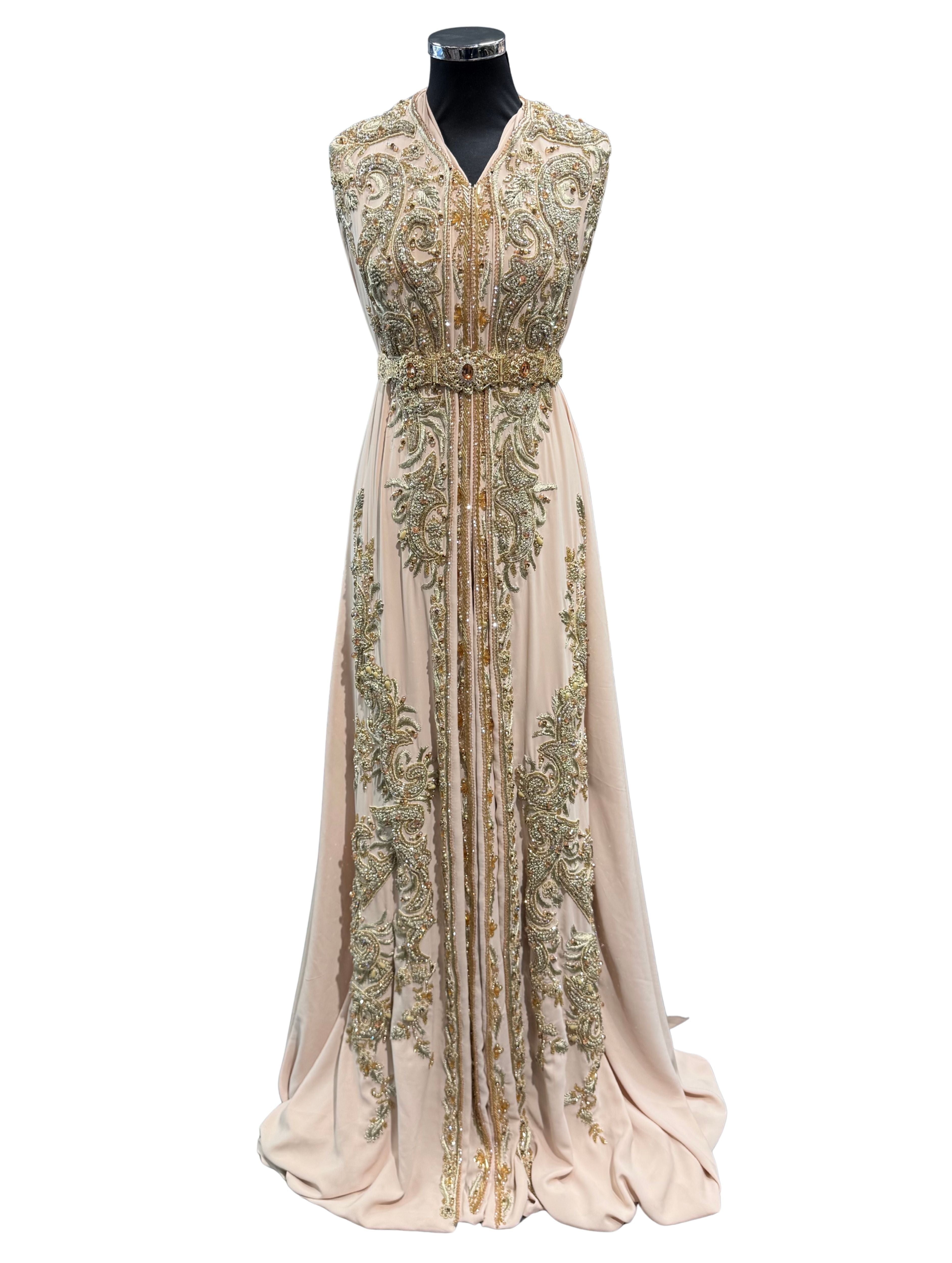 Warm beige crêpe caftan stof met goudborduursel.