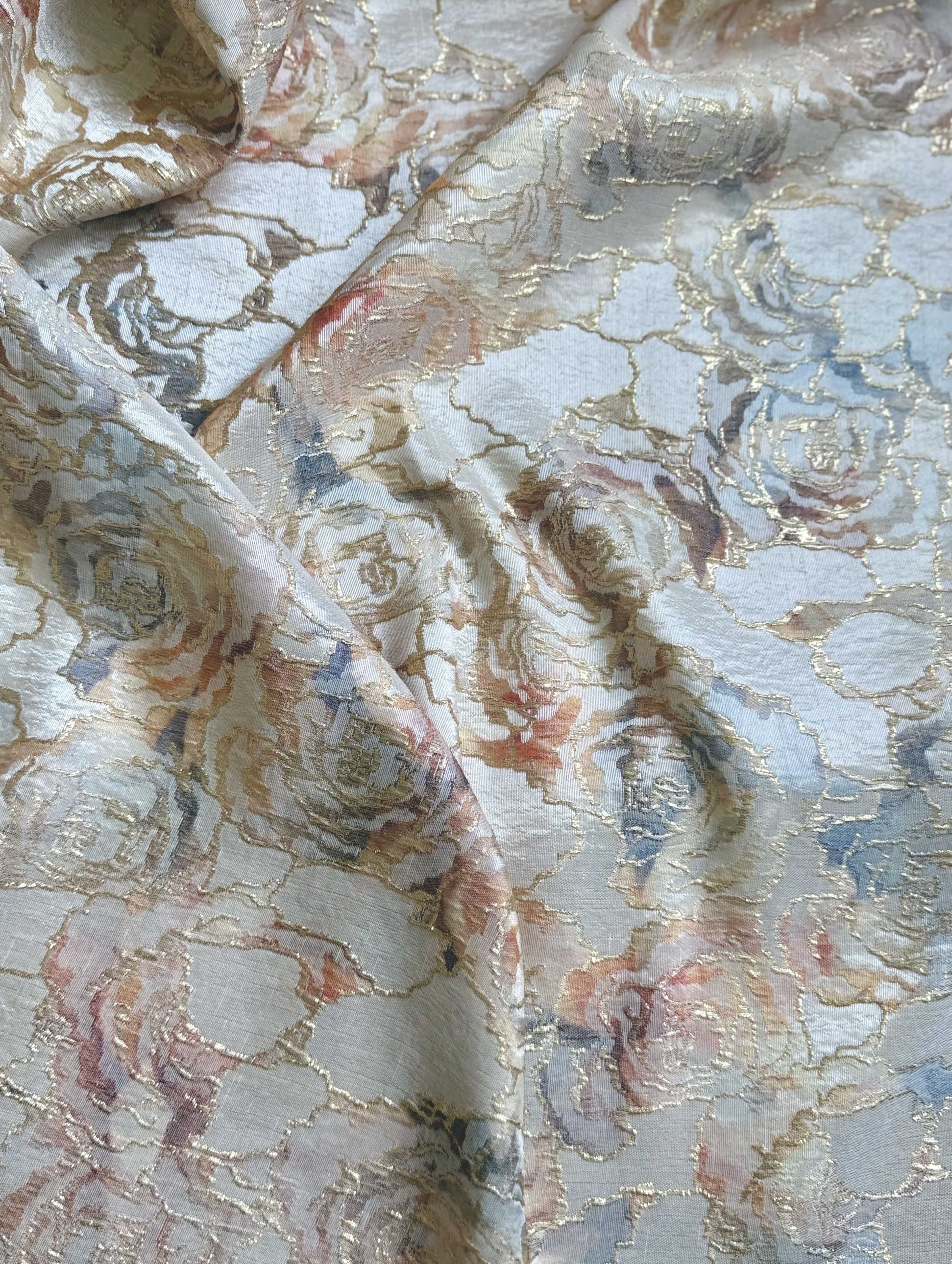 Luxe soepelvallende champagne brokaat stof met een rozenprint in lichtzalm, crème, grijze en blauwe tinten. Perfect voor Marokkaanse kleding zoals takshita's en caftans.