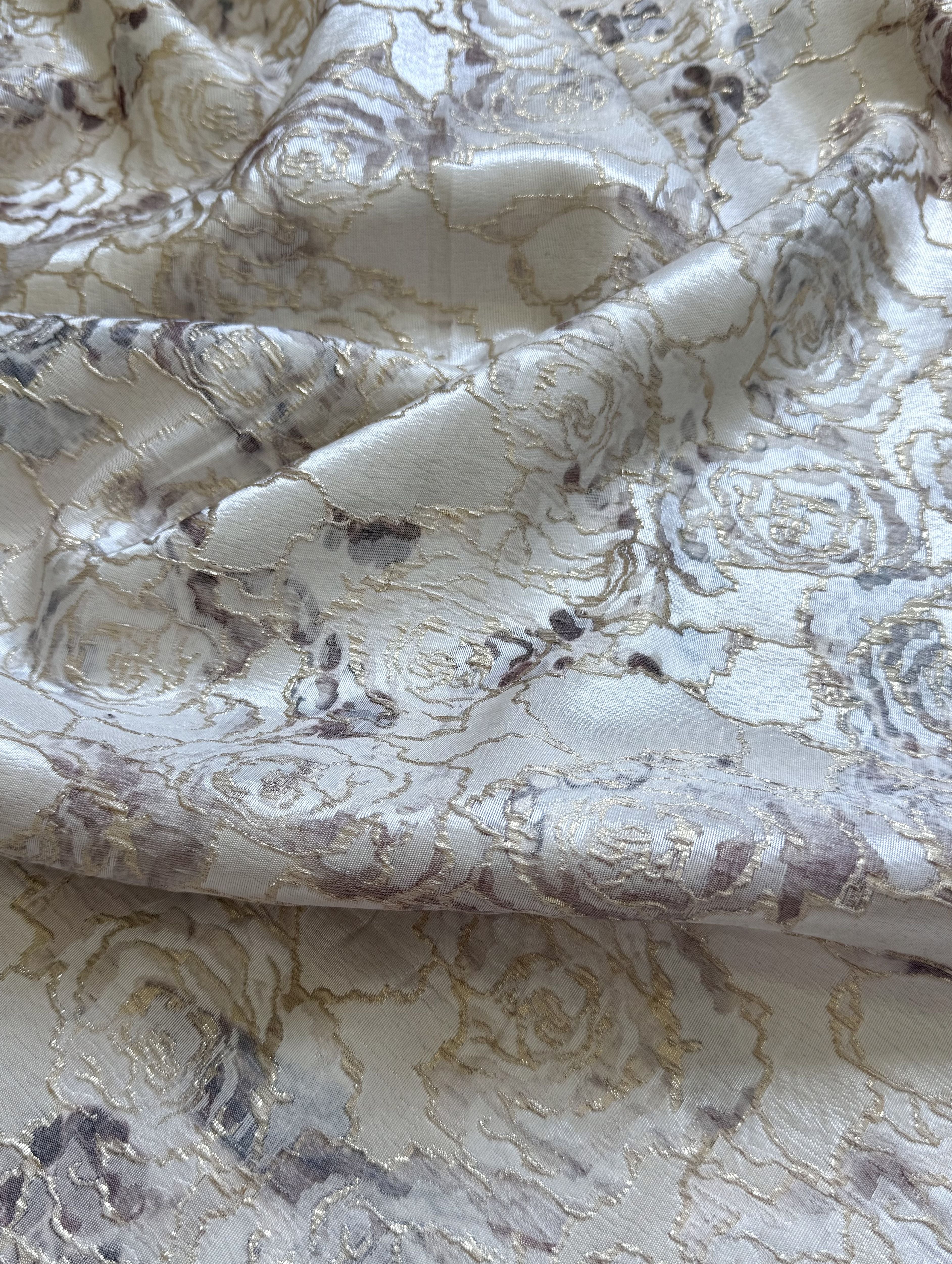 Luxe soepelvallende champagne brokaat stof met een rozenprint in taupe. Perfect voor Marokkaanse kleding zoals takshita's en caftans.