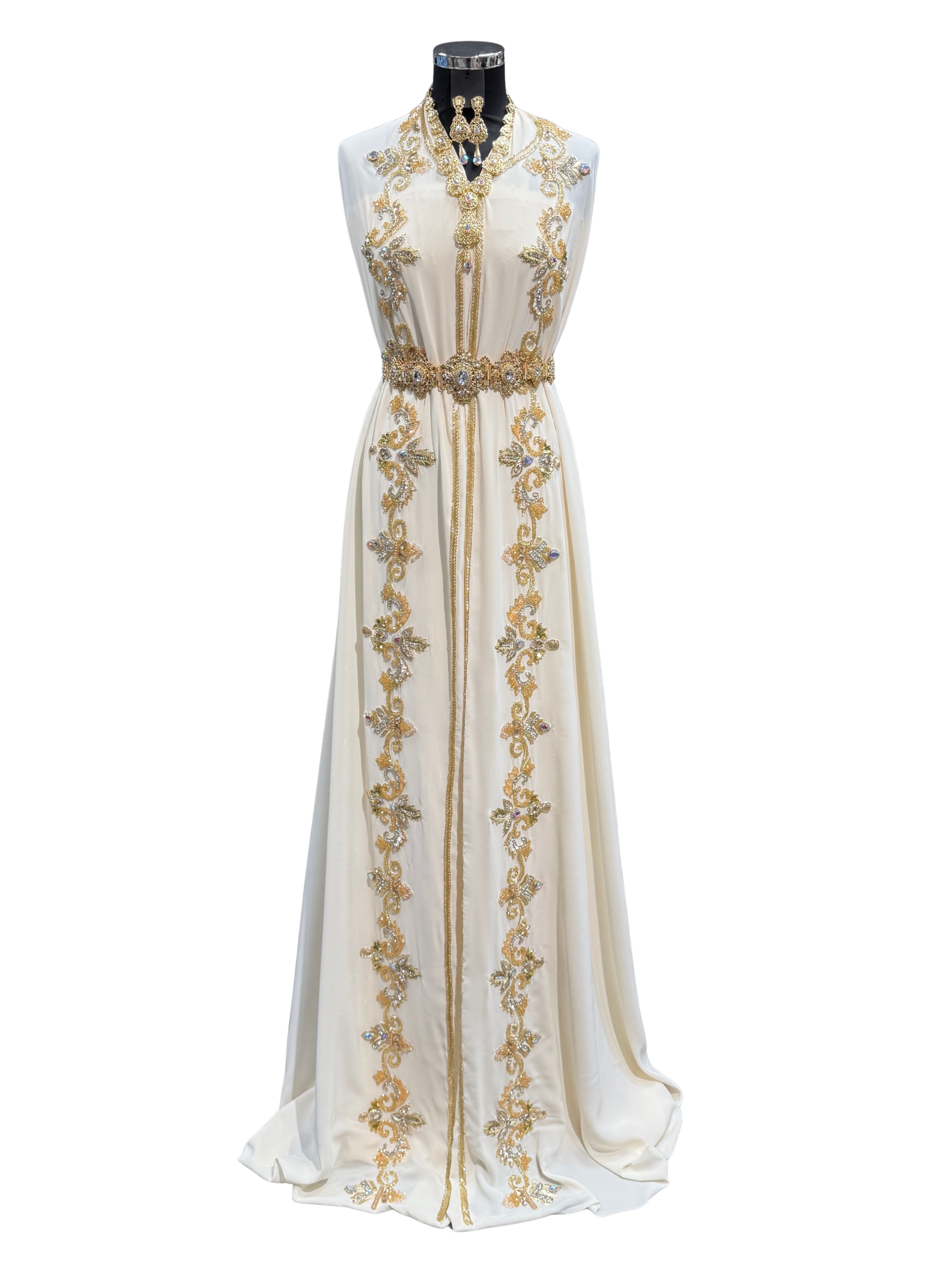 Voorkant van crème caftan of takshita stof met gouden bewerking, geschikt voor henna en feestelijke gelegenheden