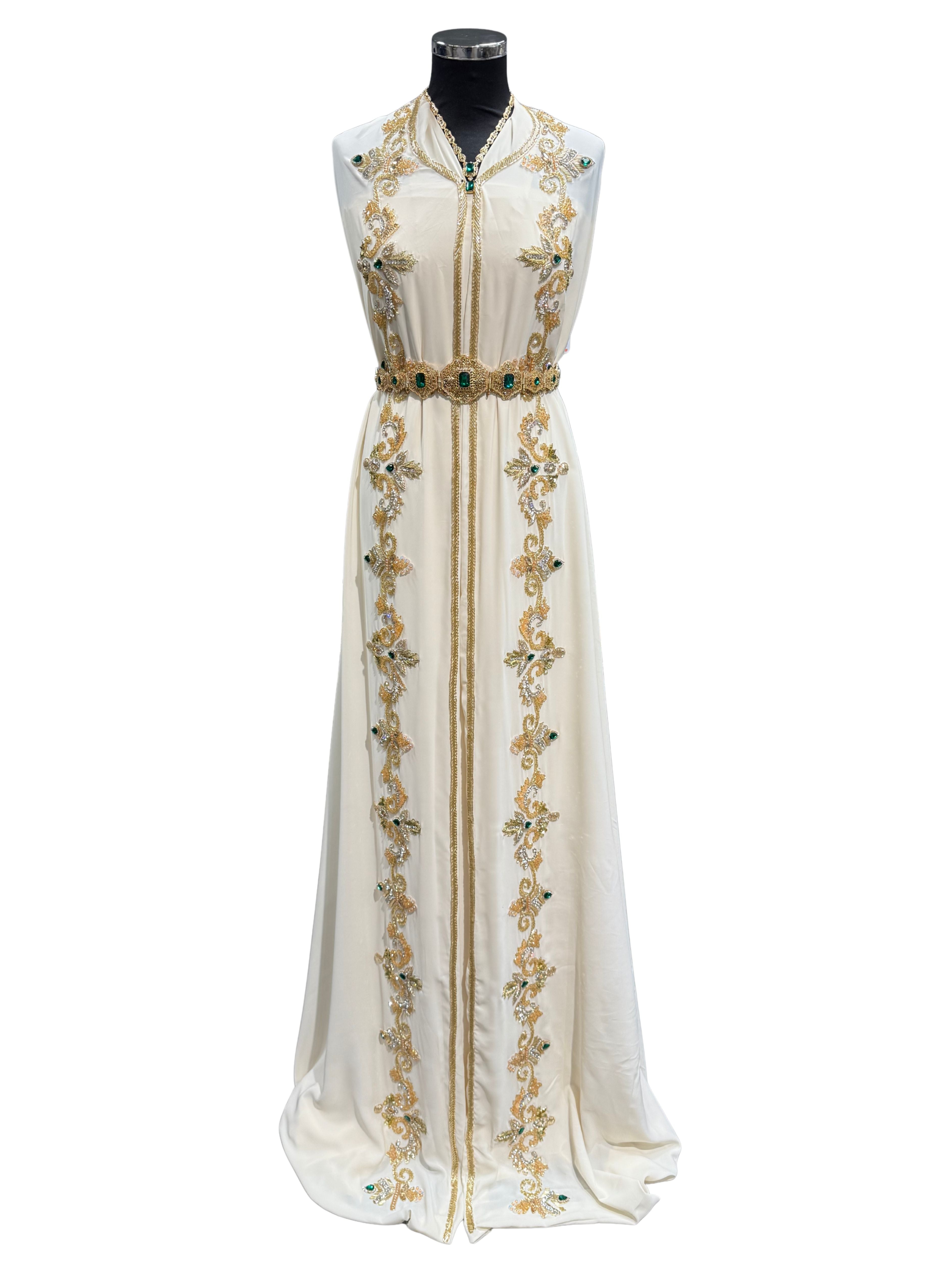 Voorkant van crème caftan of takshita stof met gouden bewerking en donkergroene stenen, geschikt voor henna