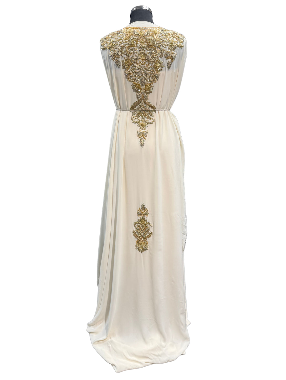 Crème crêpe caftan stof met goudkleurig borduurwerk, parels en stenen.