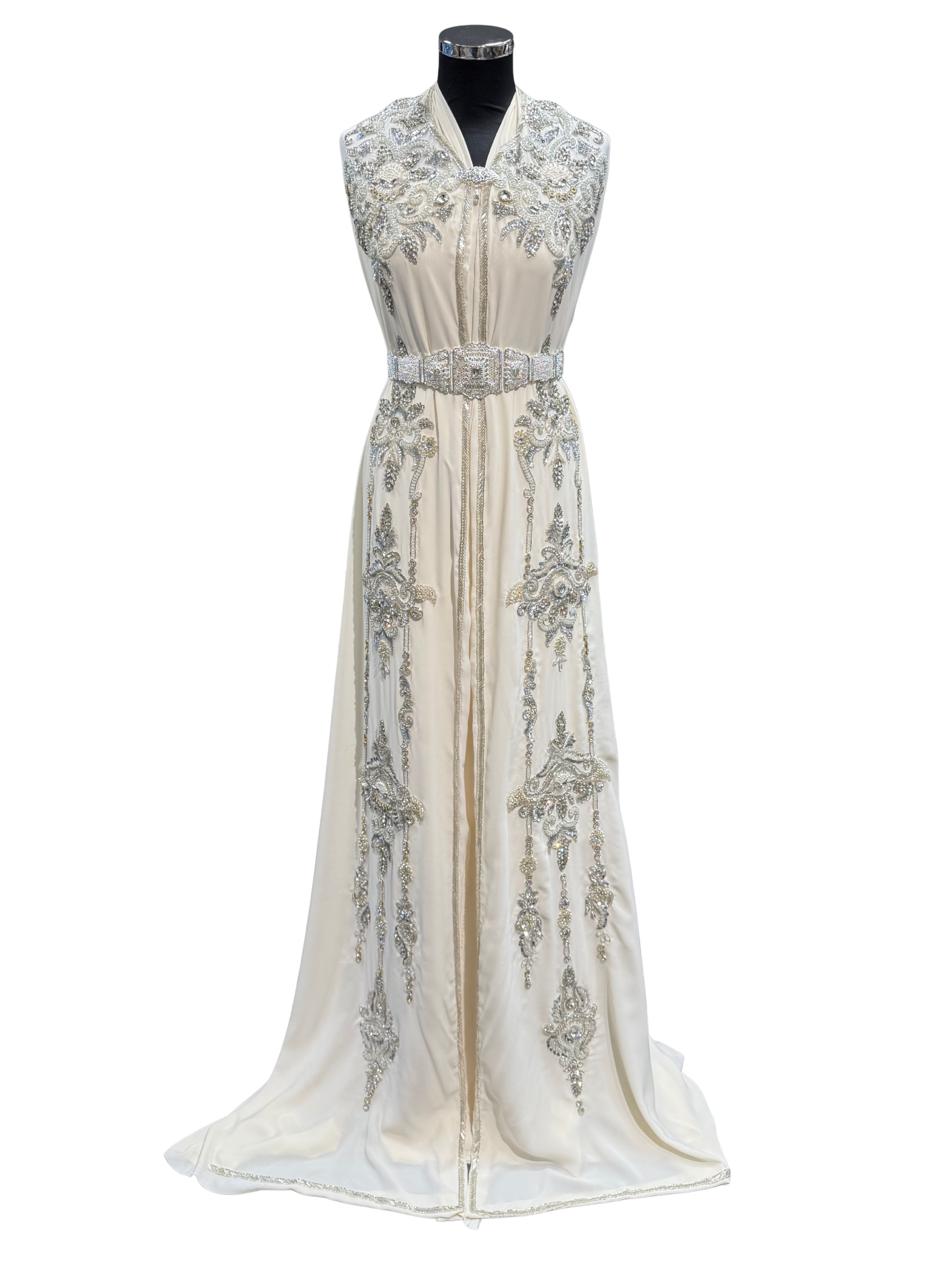 Voorkant van crème caftan of takshita stof met zilveren bewerking, ideaal voor handvragen en verloving