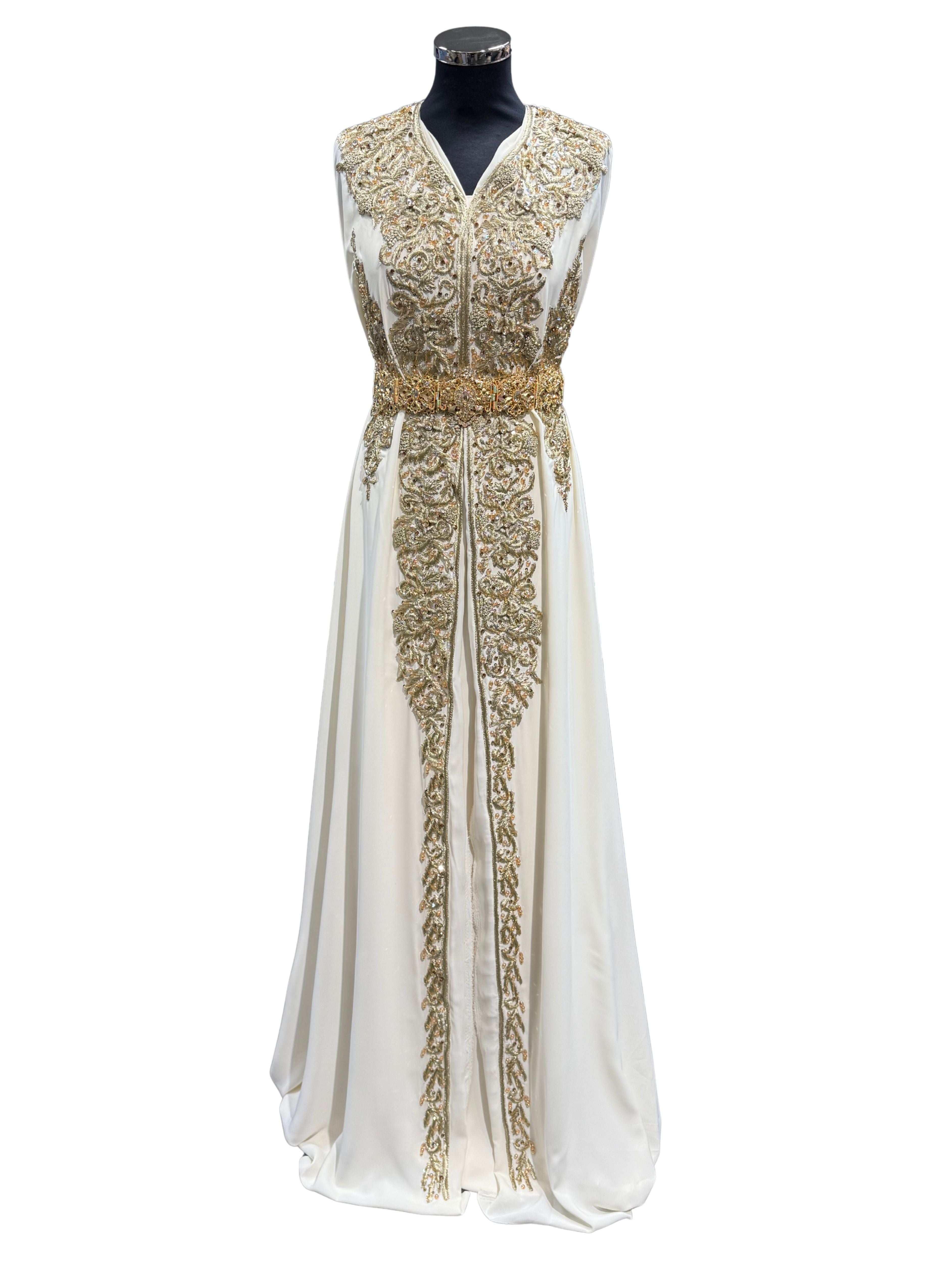 Voorkant van crème soepel vallende crêpe stof met goudkleurig borduurwerk, zichtbaar aan de voorzijde van de stof.