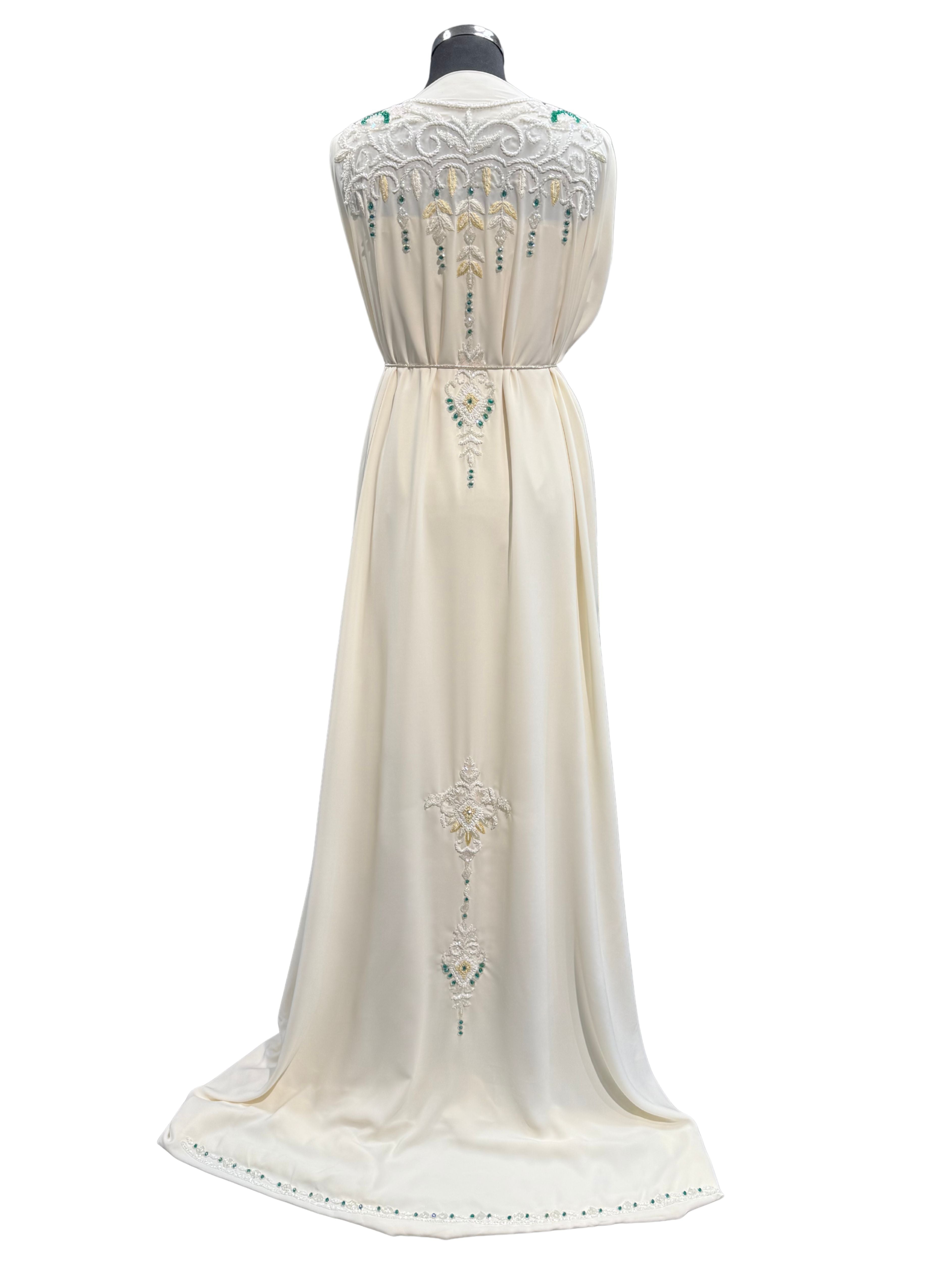 Achterkant van crème crêpe stof voor takshita met egale structuur en soepel vallende stof.