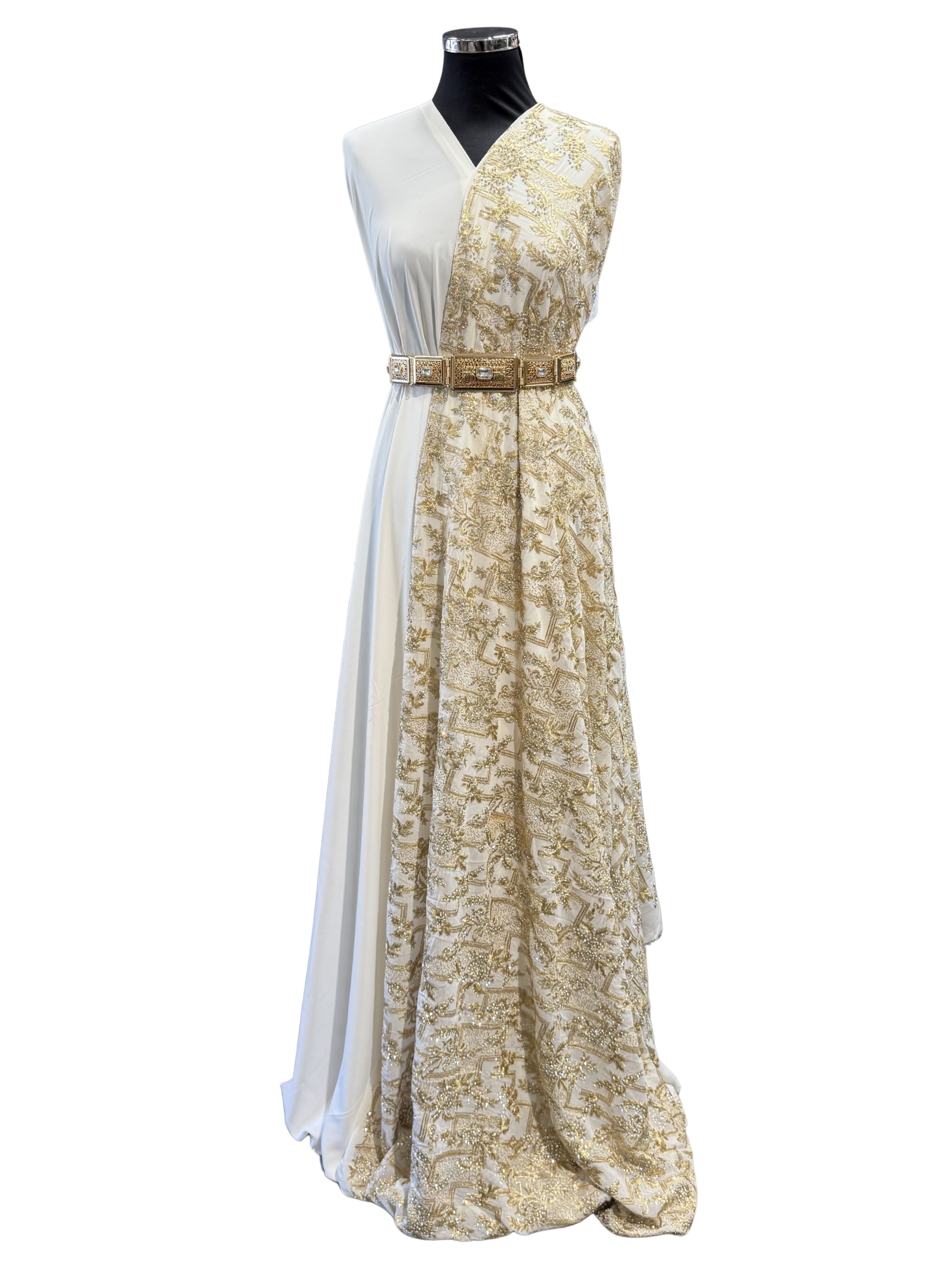 Crème sari stof met verfijnde gouden bewerking, zichtbaar in detail en geschikt voor traditionele kleding zoals caftan, takshita, dirac of xeftan.