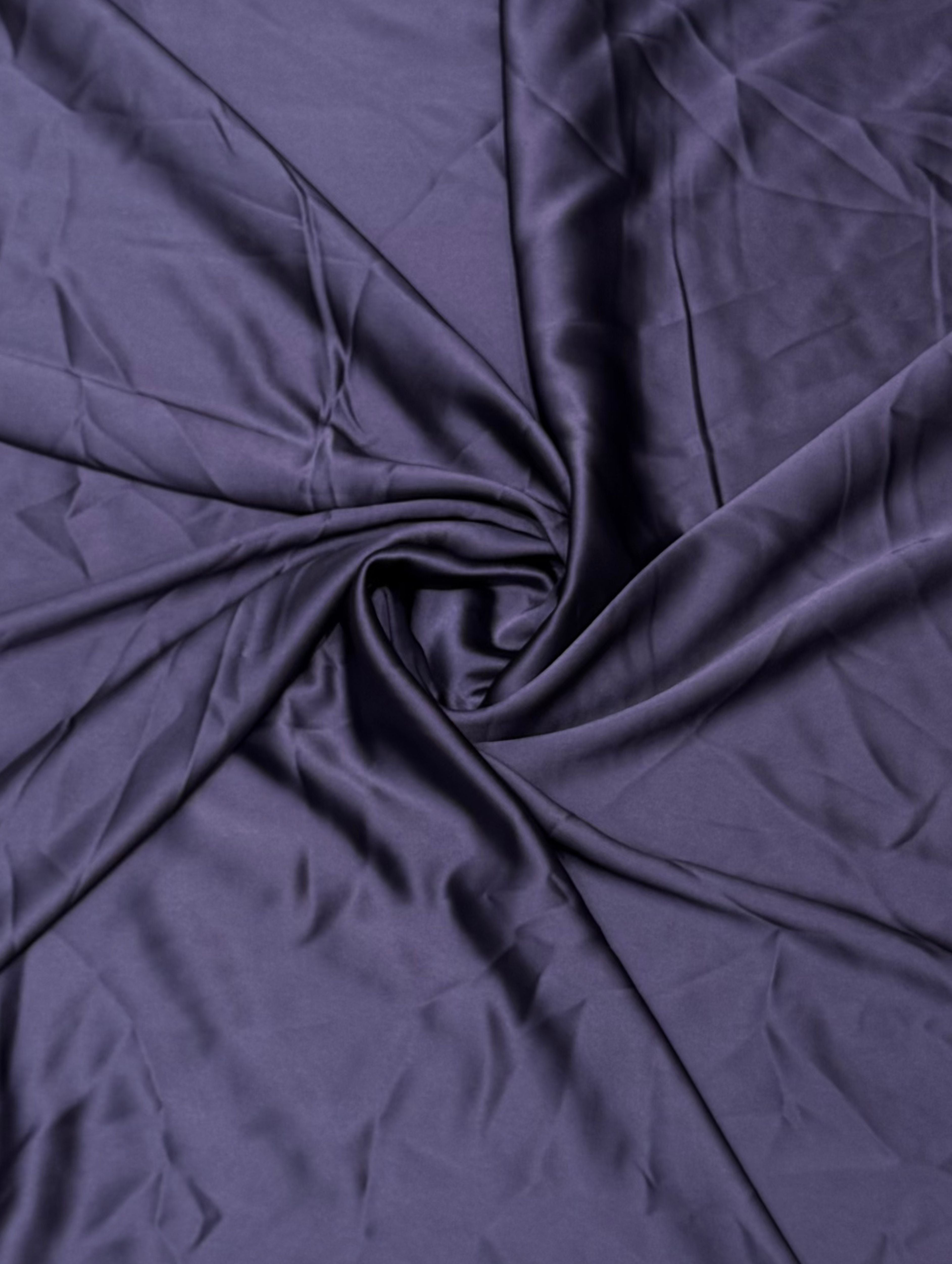 Midnight Blue crepe satijn stof met luxe zijdeglans en soepelvallende kwaliteit, geschikt voor caftans, takshita's en exclusieve kledingstukken.