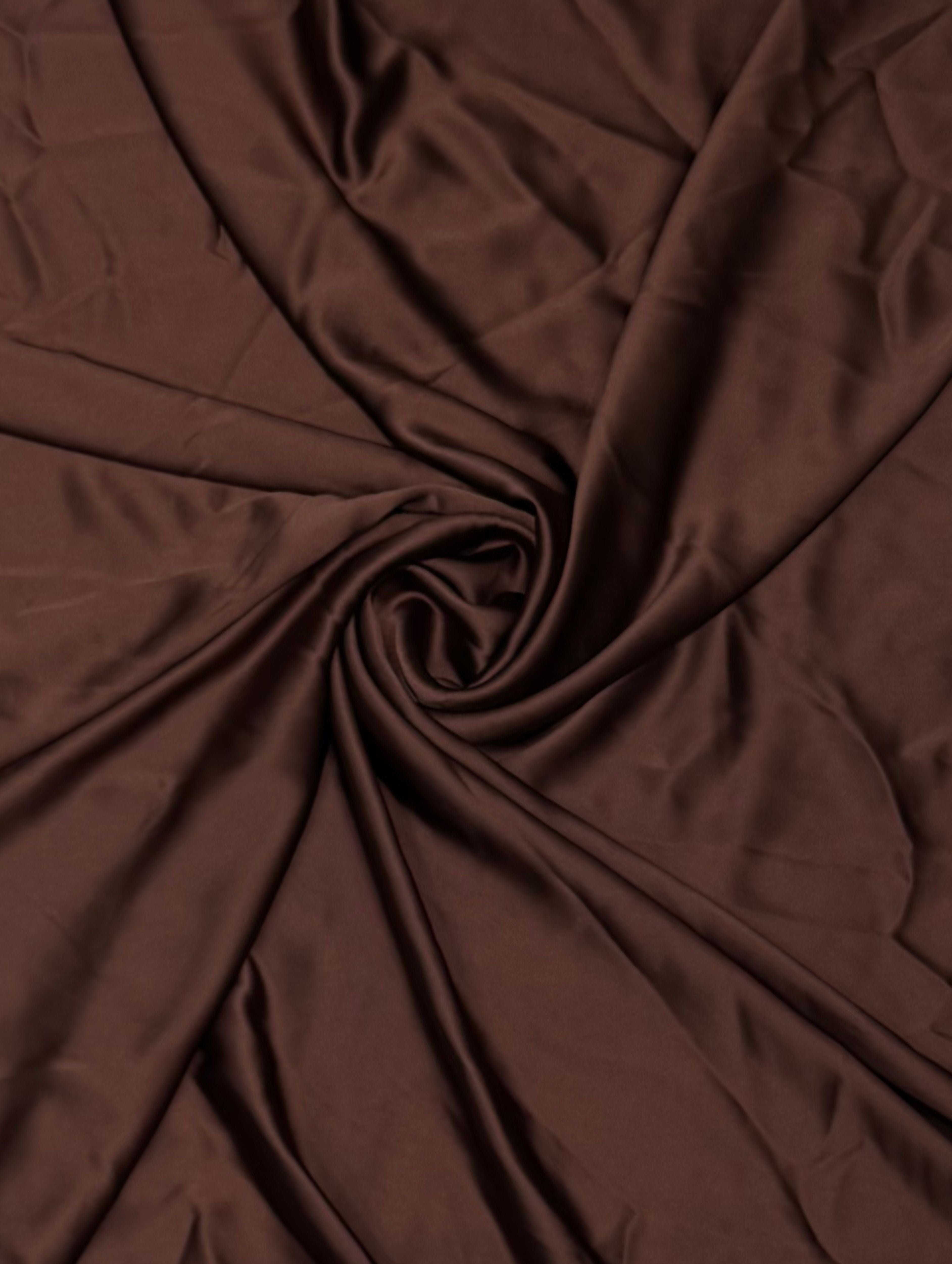 Bruine crepe satijn stof met luxe zijdeglans en soepelvallende kwaliteit, geschikt voor caftans, takshita's en exclusieve kledingstukken.