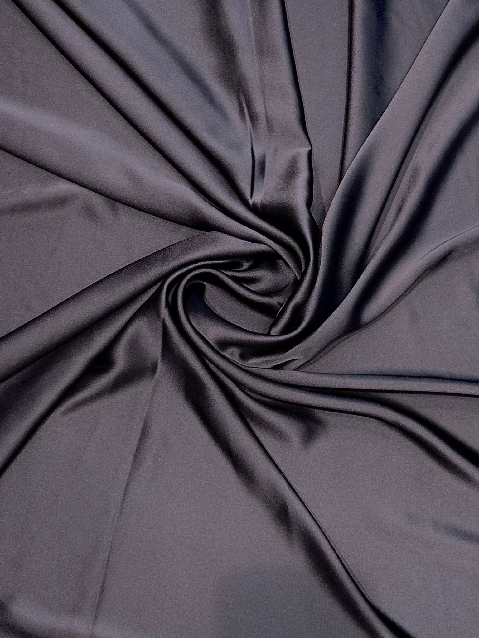 Donkerblauwe crepe satijn stof met luxe zijdeglans en soepelvallende kwaliteit, geschikt voor caftans, takshita's en exclusieve kledingstukken.
