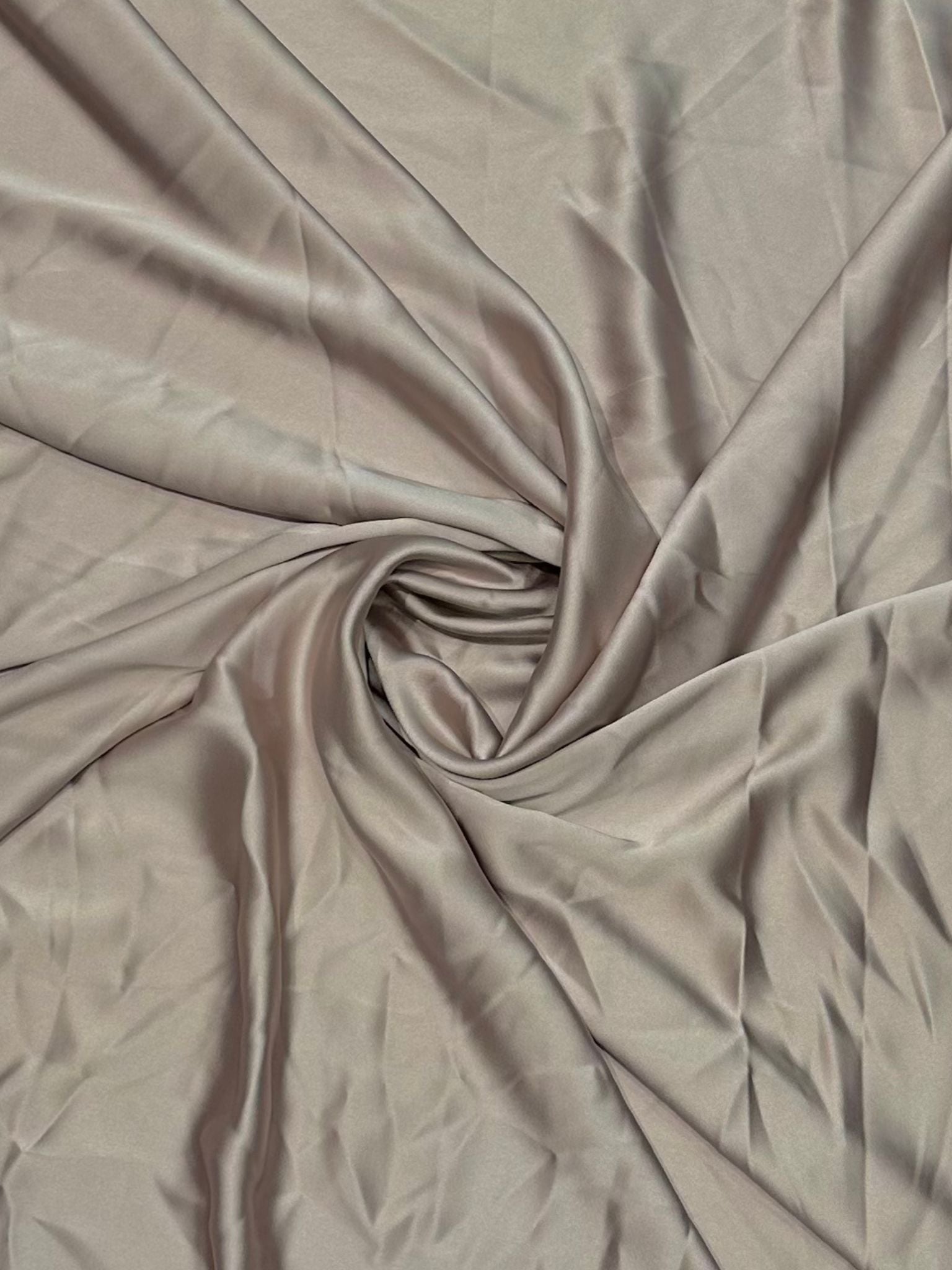licht taupe crepe satijn stof met luxe zijdeglans en soepelvallende kwaliteit, geschikt voor caftans, takshita's en exclusieve kledingstukken.