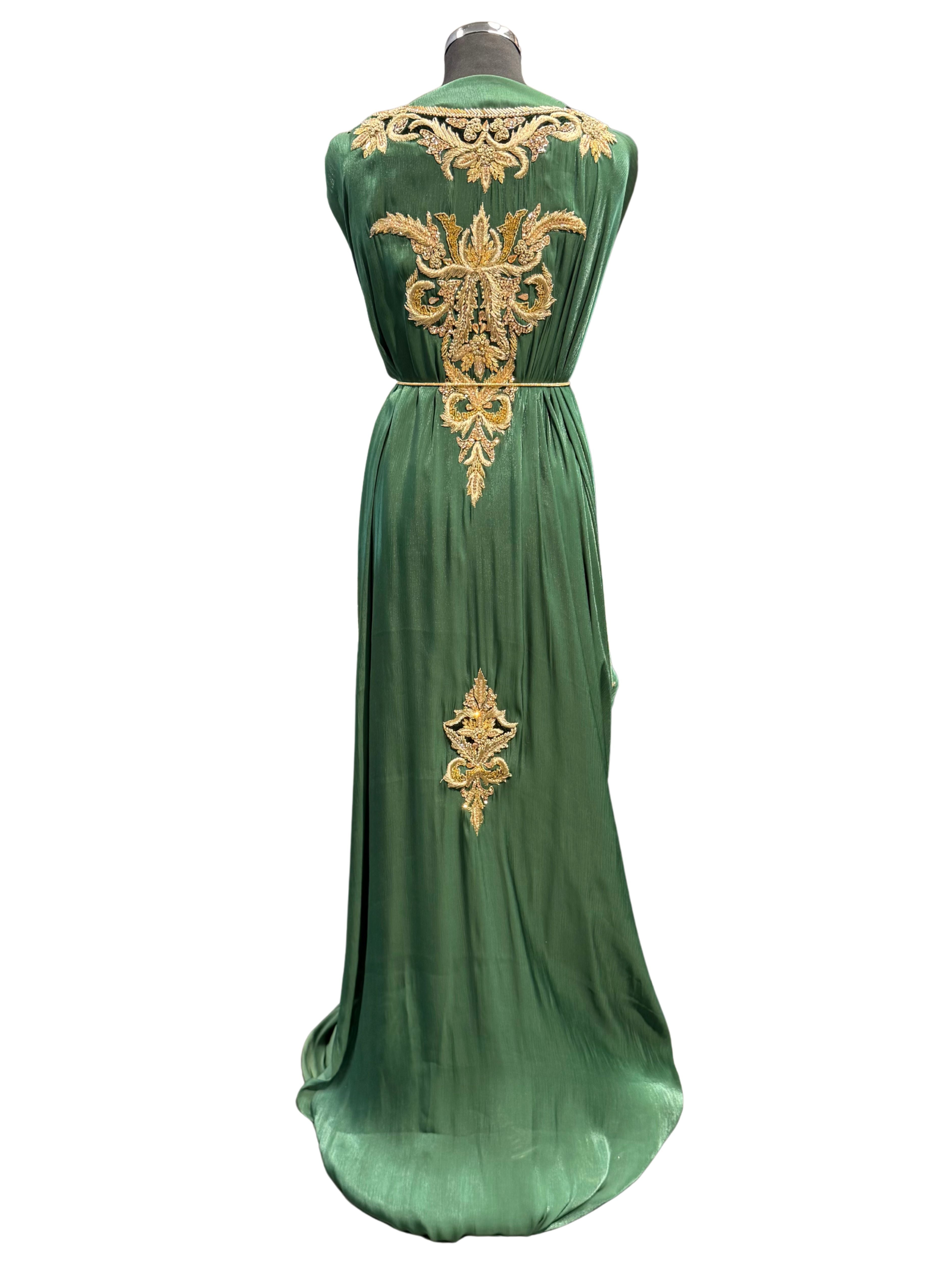 Diepgroene organza caftan stof met goudbewerking en velours patches.