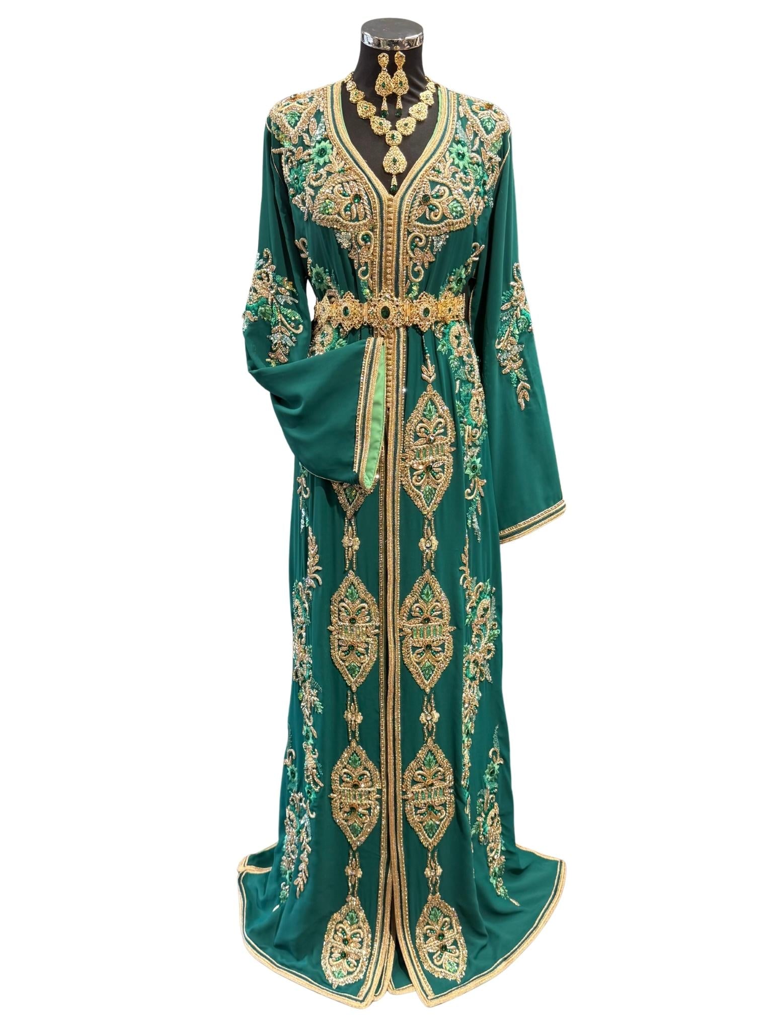 Elegante donker turquoise takshita met gouden sfifa, ideaal voor bruiloften of feestelijke gelegenheden.