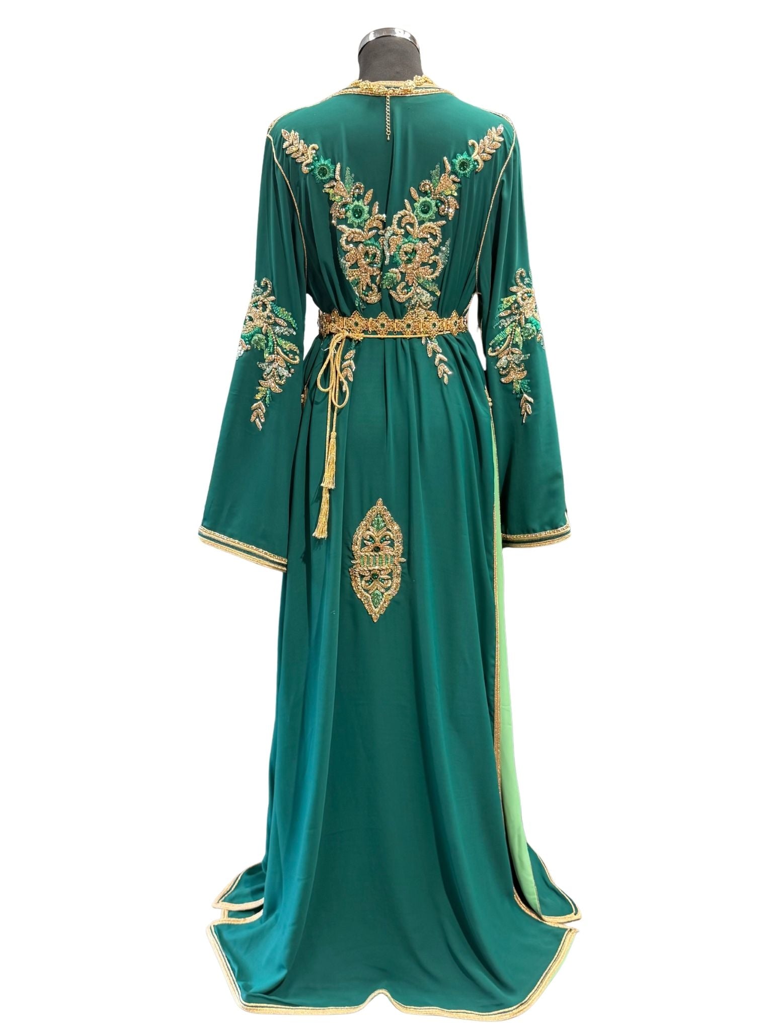Elegante donker turquoise takshita met gouden sfifa, ideaal voor bruiloften of feestelijke gelegenheden.
