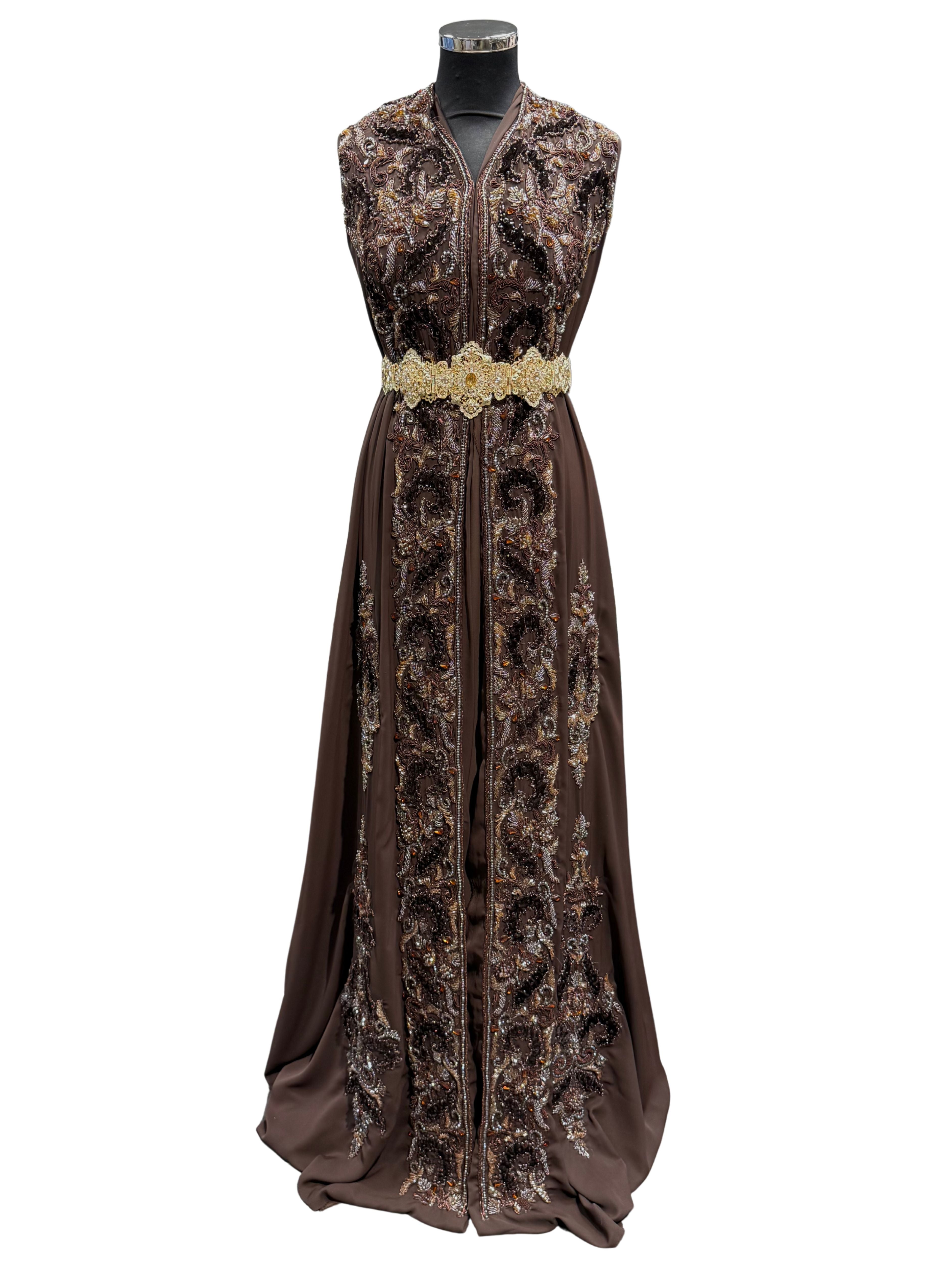 Voorkant van donkerbruine soepel vallende crêpe stof met tone-sur-tone bewerking van kralen, stenen en velours patches.