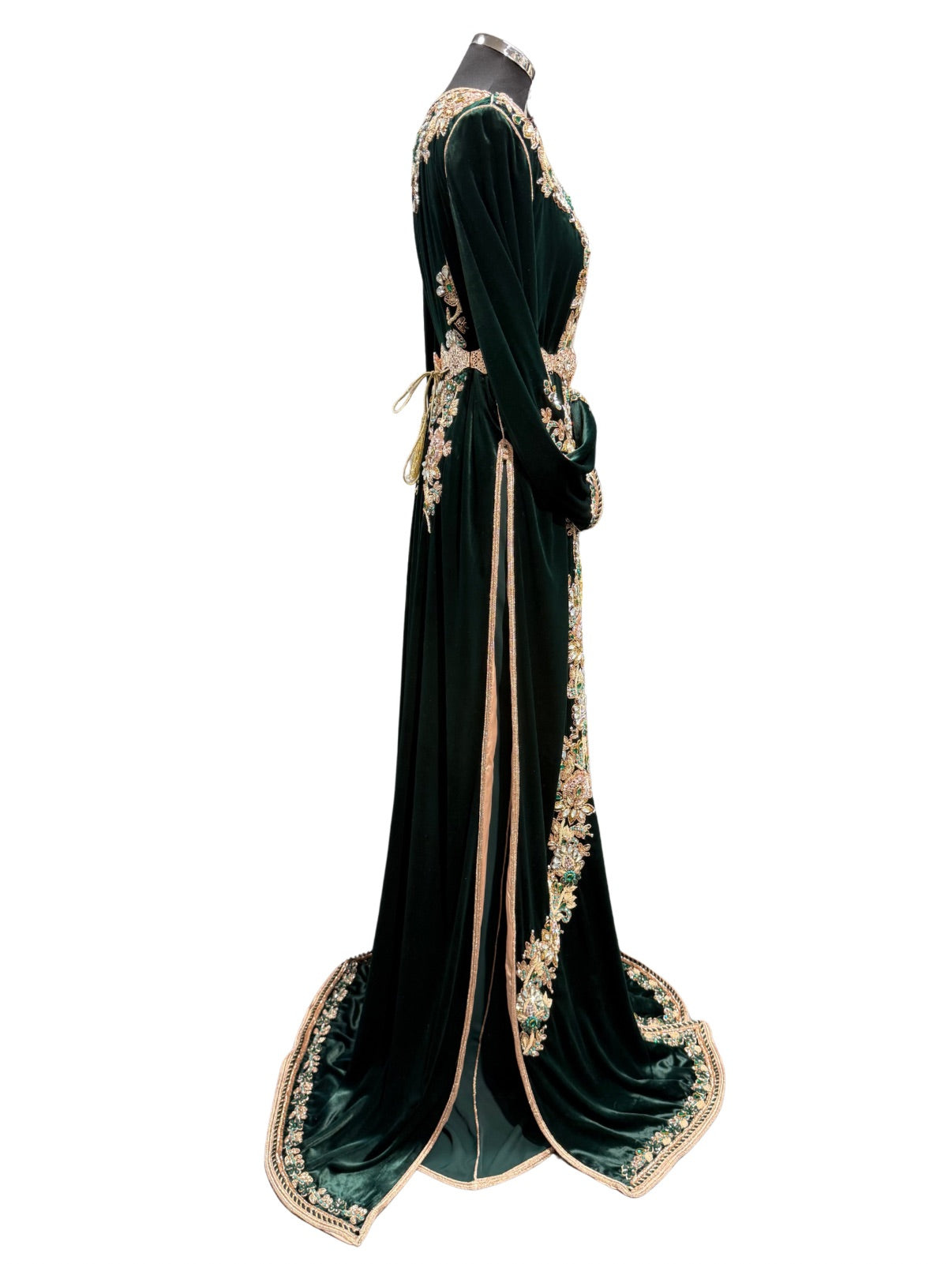 Donkergroene takshita gemaakt van luxe fluweel, afgewerkt met verfijnde details en een elegante traditionele pasvorm.