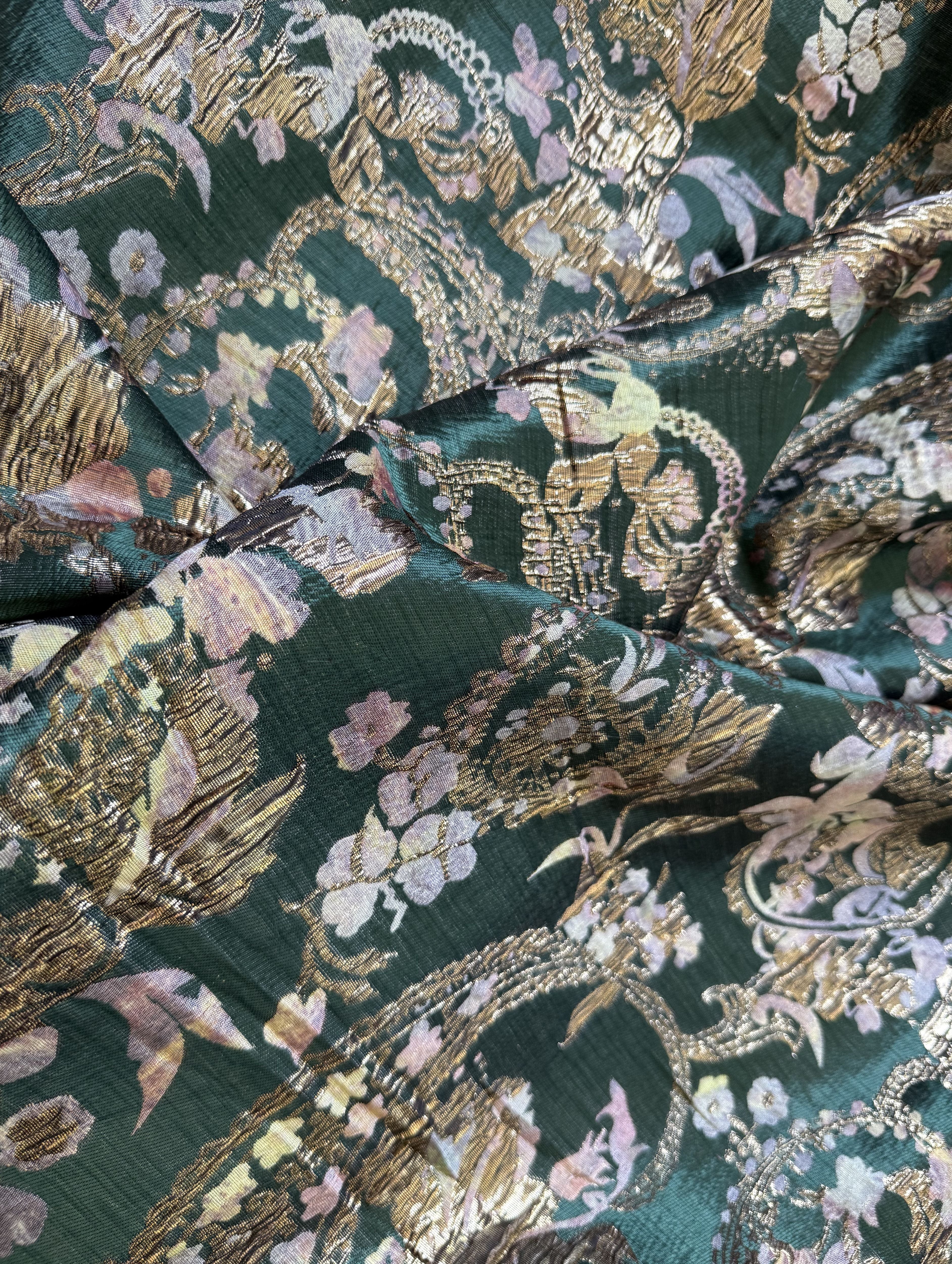 Luxe soepelvallende donkergroene brokaat stof. Geschikt voor Marokkaanse kleding zoals takshita's en caftans.