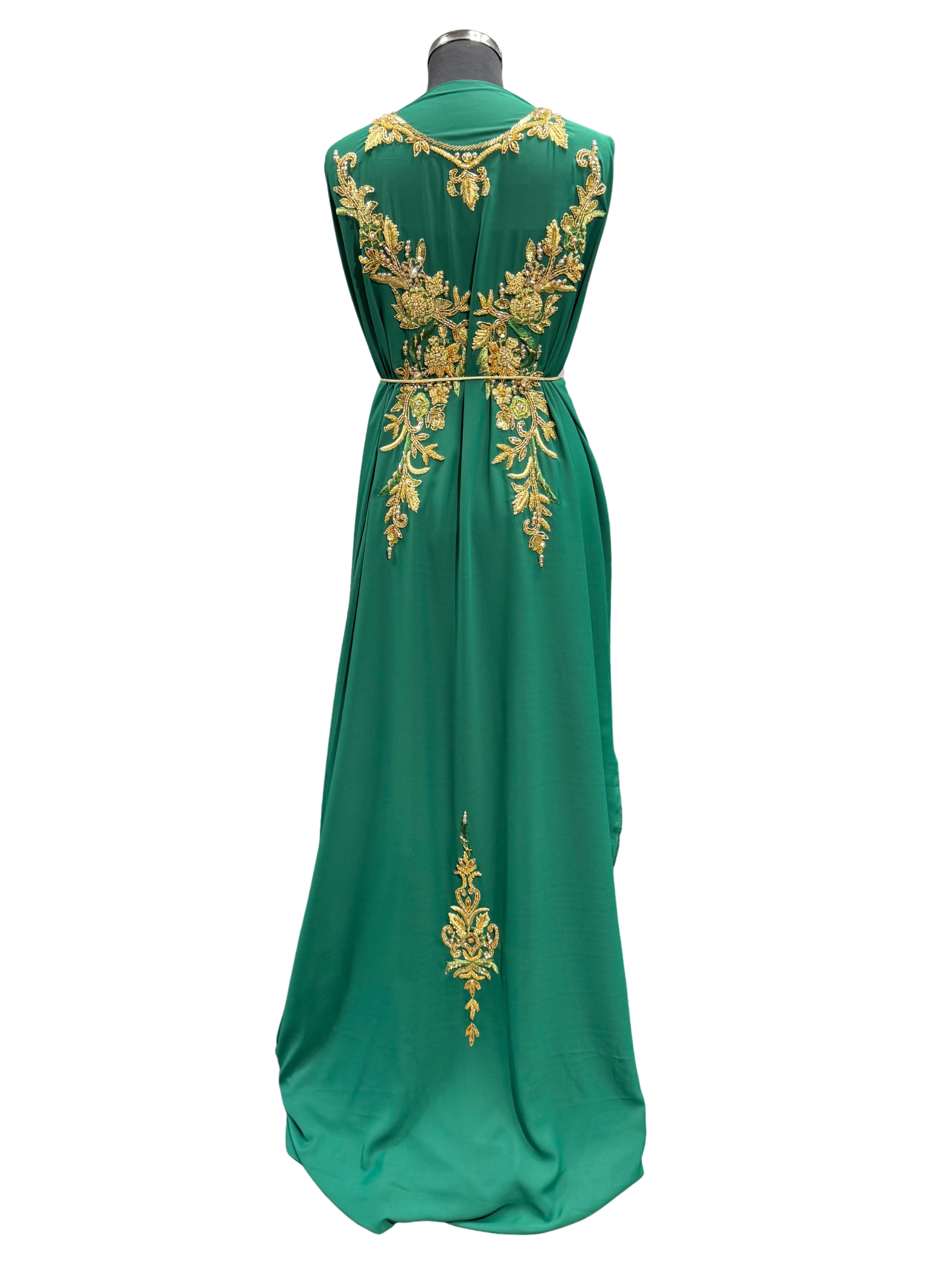 Achterkant van donkergroene soepel vallende crêpe stof met gouden bewerking, borduurwerk in verschillende groentinten en kraaltjes.