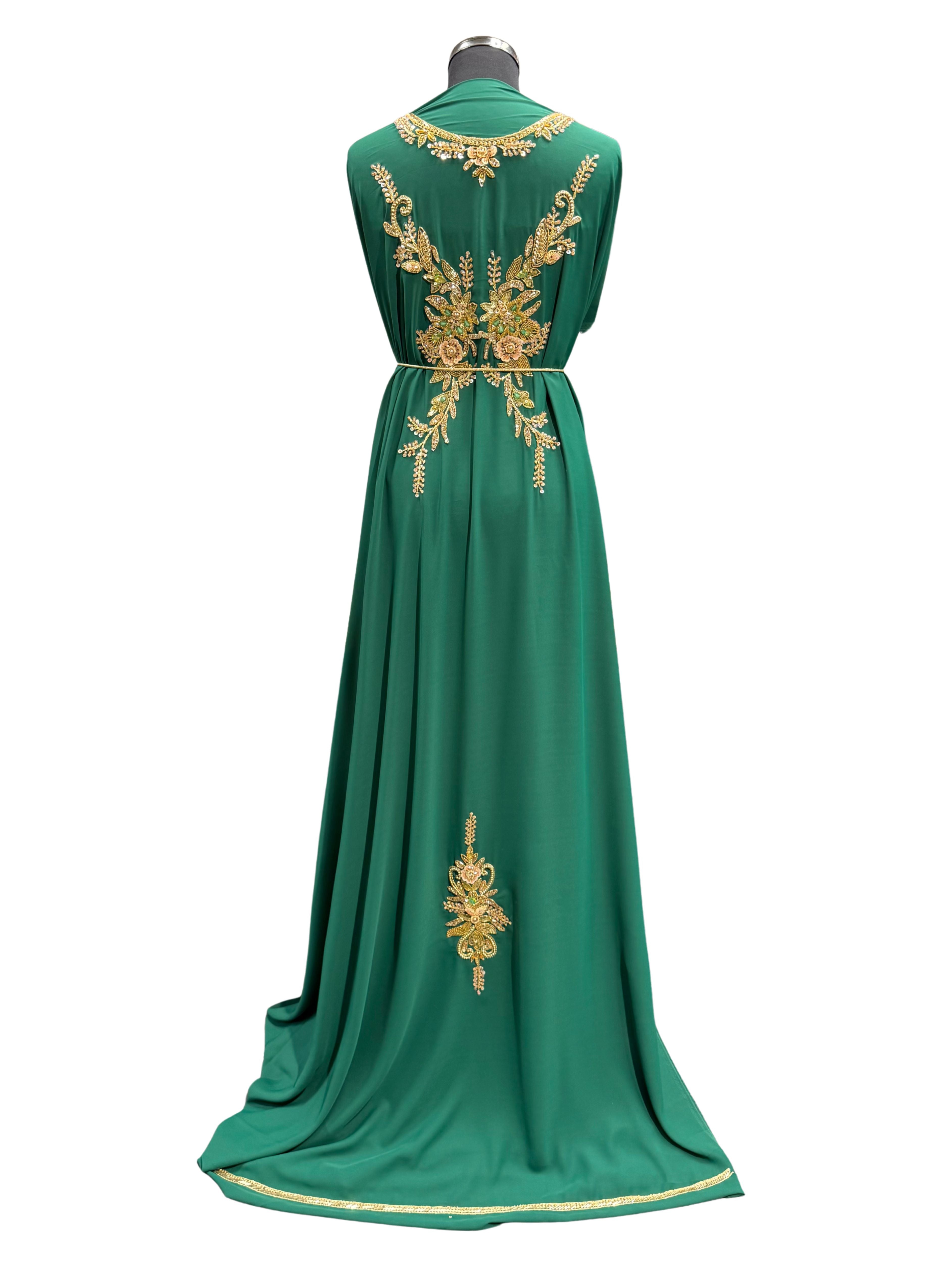 Achterkant van donkergroene soepel vallende crêpe stof met subtiele gouden versieringen.