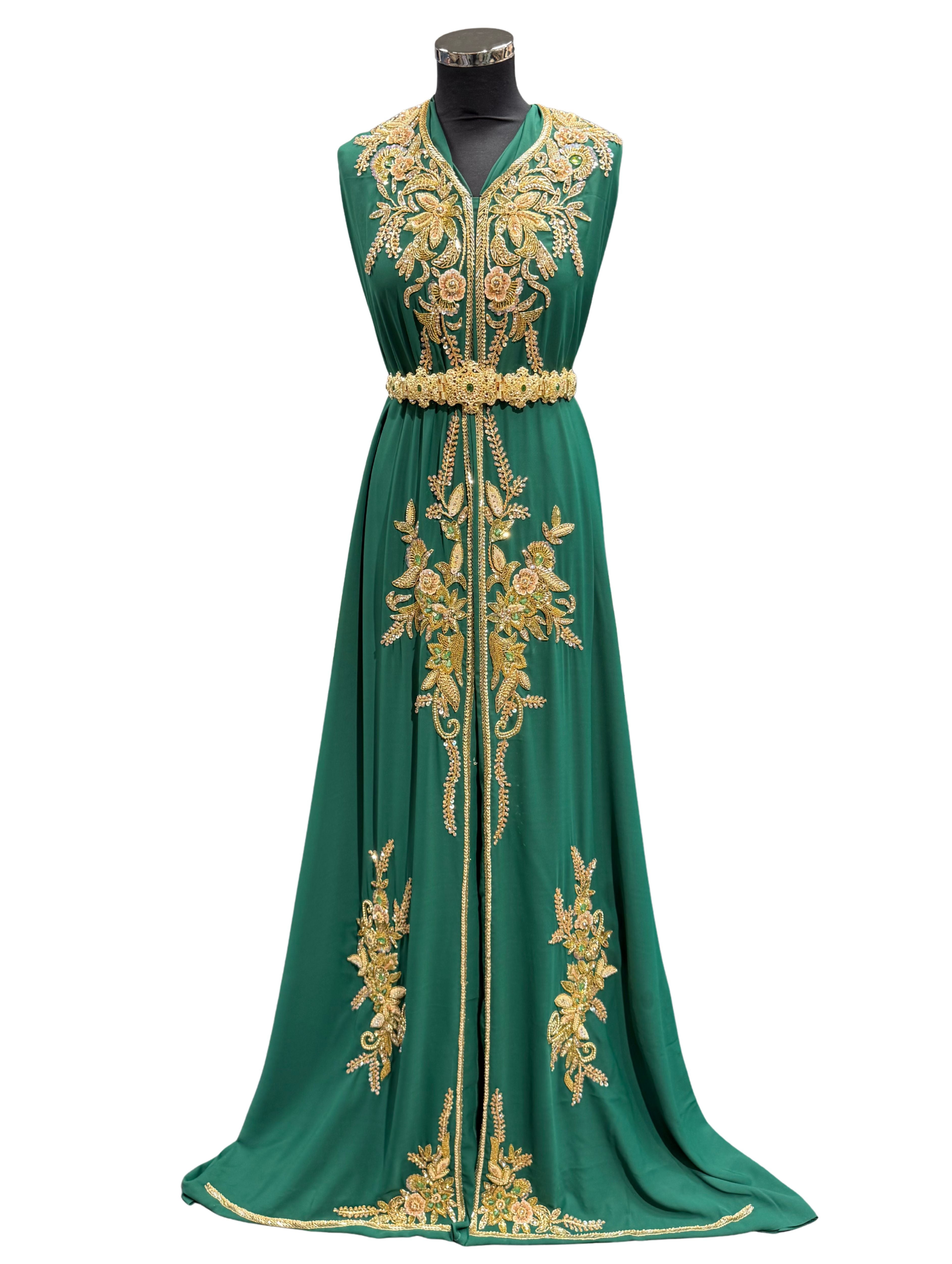 Voorkant van donkergroene soepel vallende crêpe stof, verfijnd bewerkt met gouden versieringen.