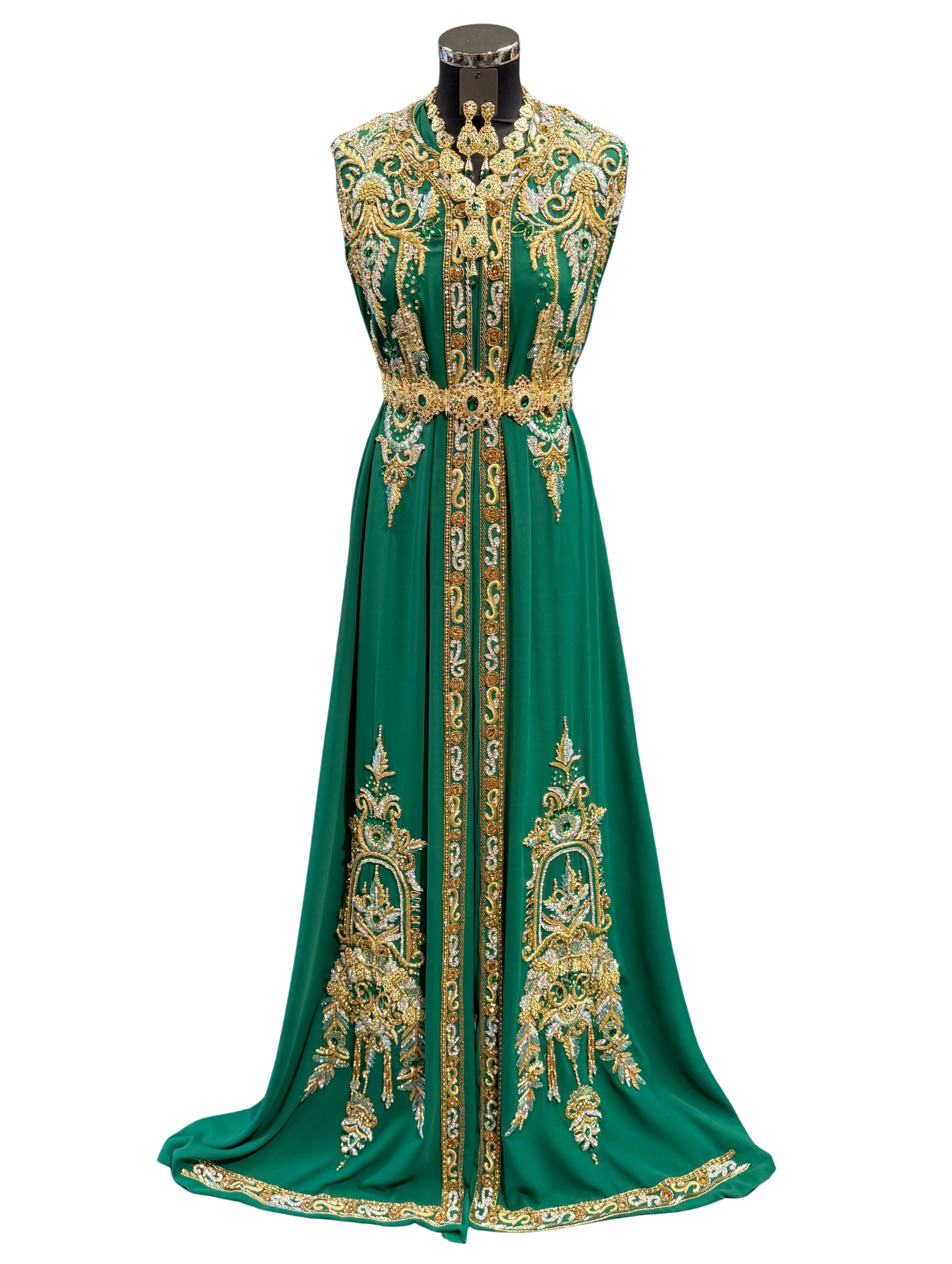 Voorkant van donkergroene soepel vallende crêpe stof, bewerkt met lichtblauw borduurwerk, steentjes en kraaltjes.