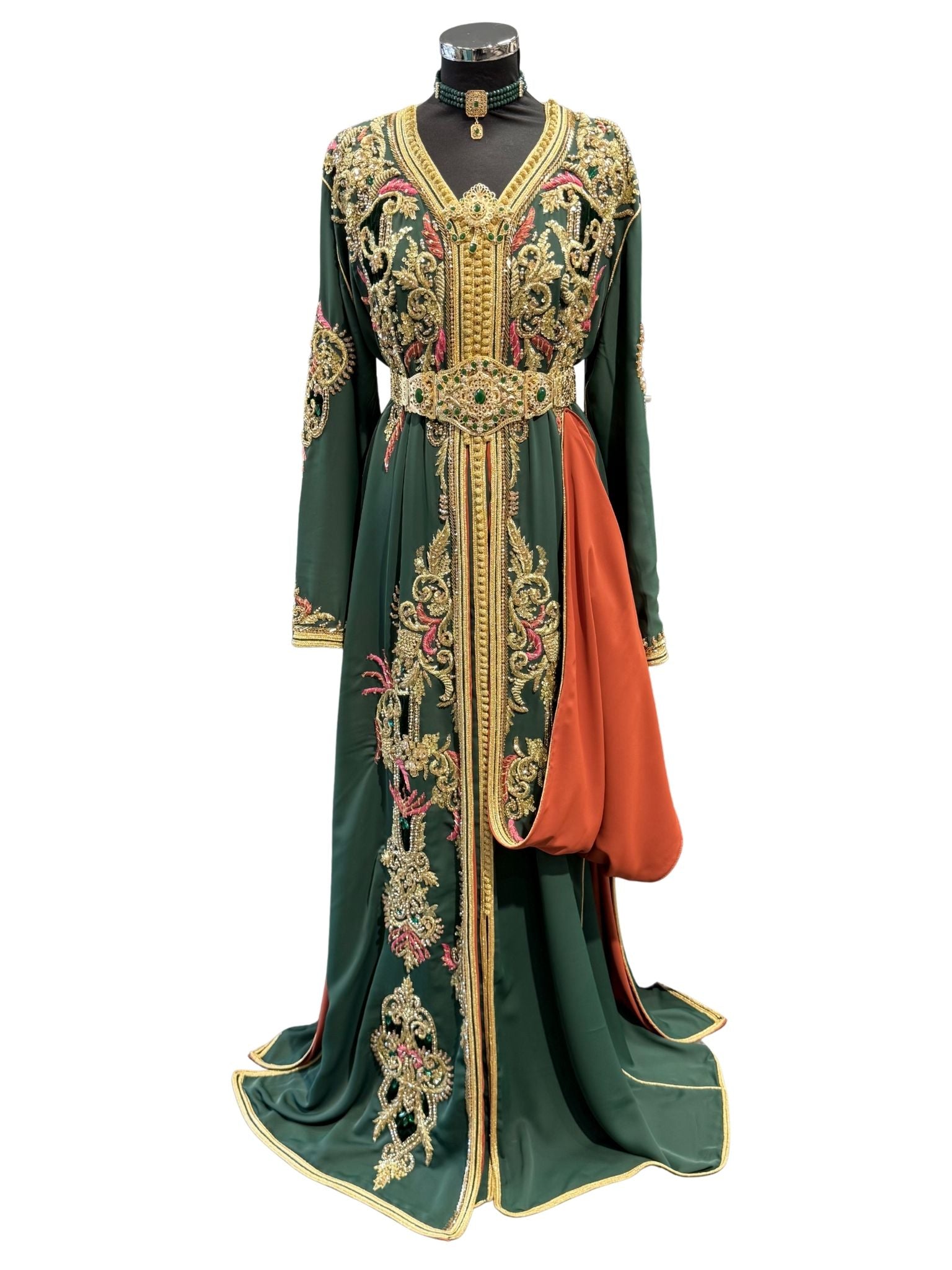 Luxe kant-en-klare Marokkaanse takshita in donkergroen met gouden sfifa, perfect voor bruiloften en feestelijke gelegenheden.