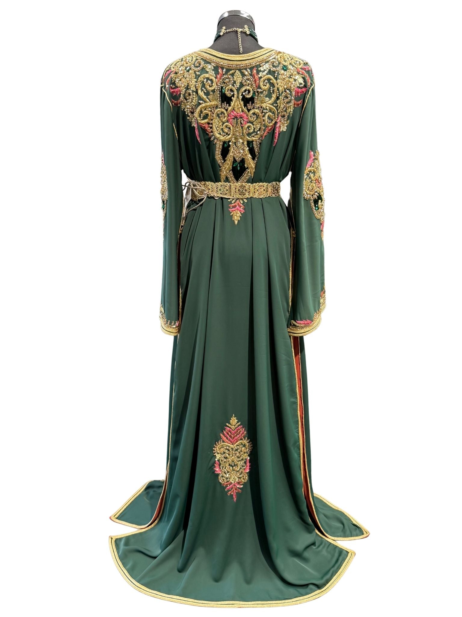 Luxe kant-en-klare Marokkaanse takshita in donkergroen met gouden sfifa, perfect voor bruiloften en feestelijke gelegenheden.