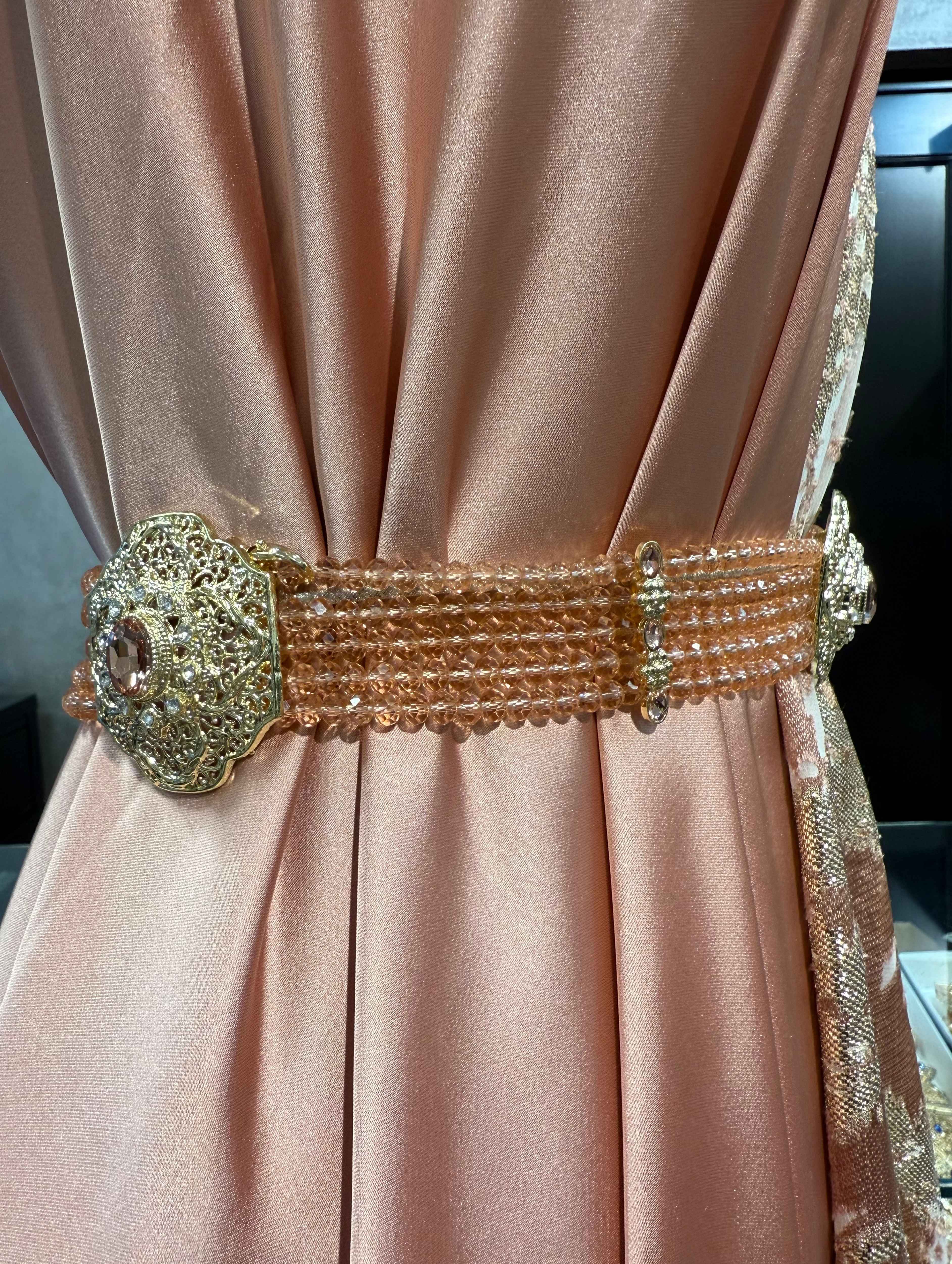 Gouden riem met zalmkleurige stenen en kralen