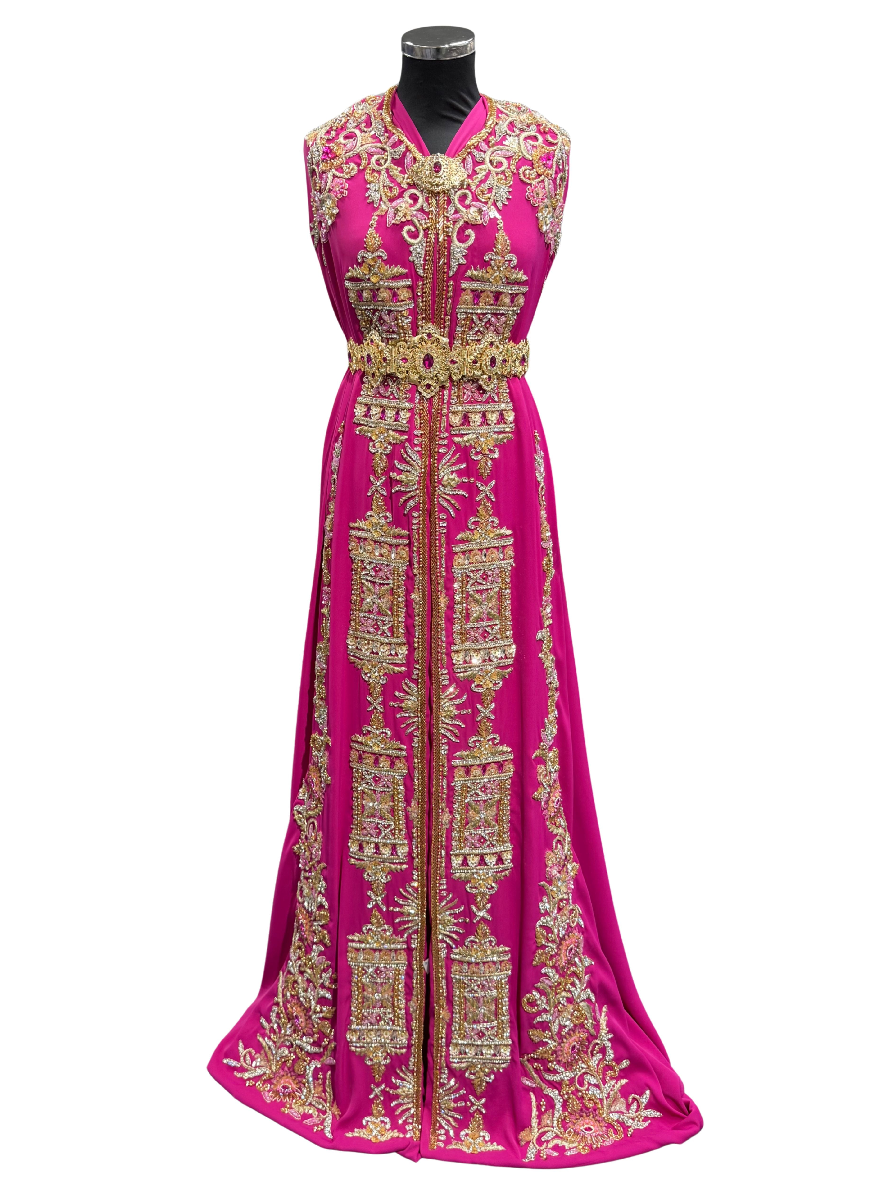 Voorkant van fuchsia soepel vallende crêpe stof, bewerkt met fuchsia borduurwerk en glassteentjes.
